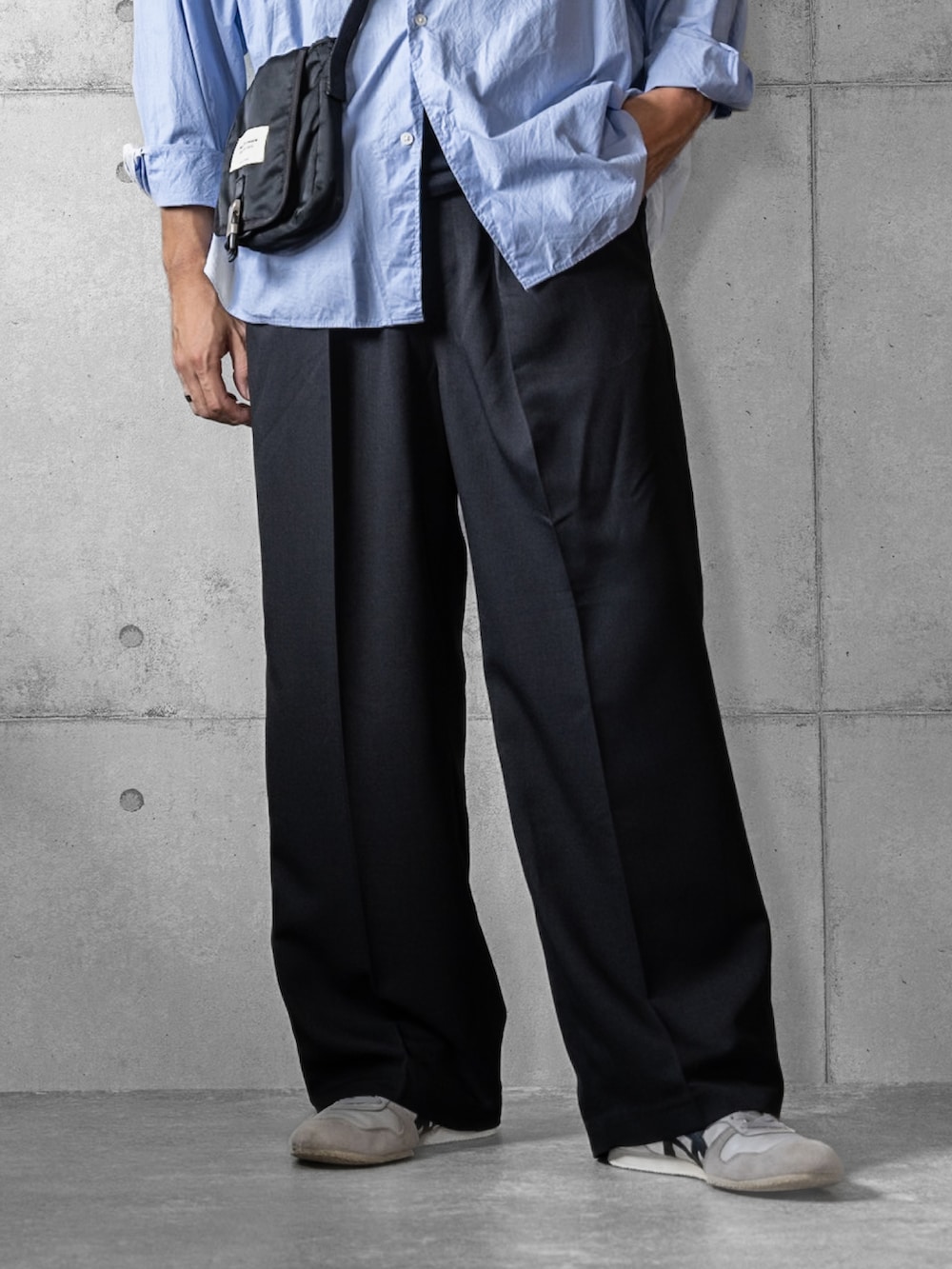 ブルー系のシャツ/ブラウス、ブラック系のスラックス、ホワイト系のスニーカーを着用したメンズの秋コーディネートの3枚目の写真