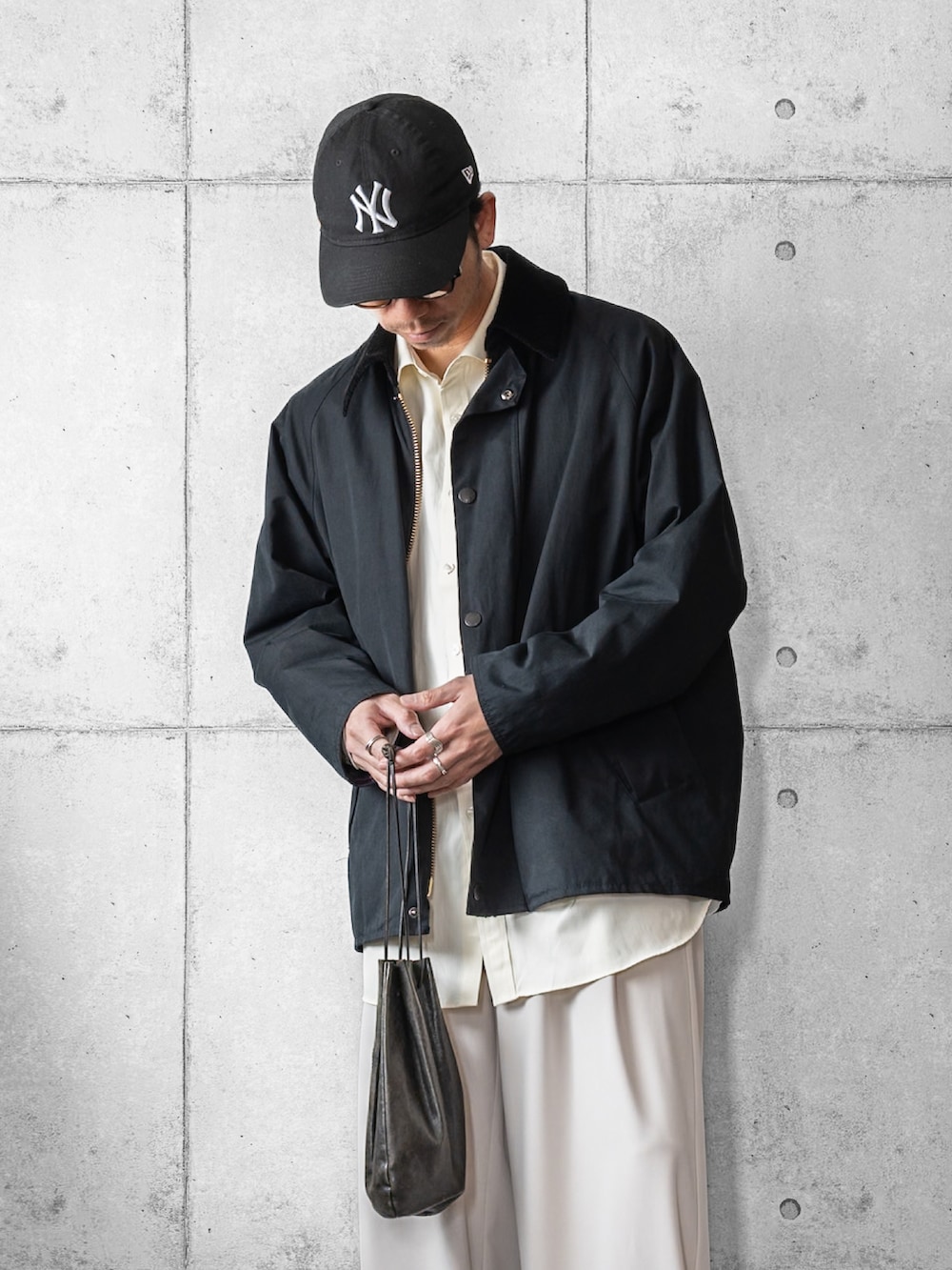 イエロー系のシャツ/ブラウス、ホワイト系のスラックス、ブラック系のショルダーバッグを着用したメンズの春コーディネートの2枚目の写真