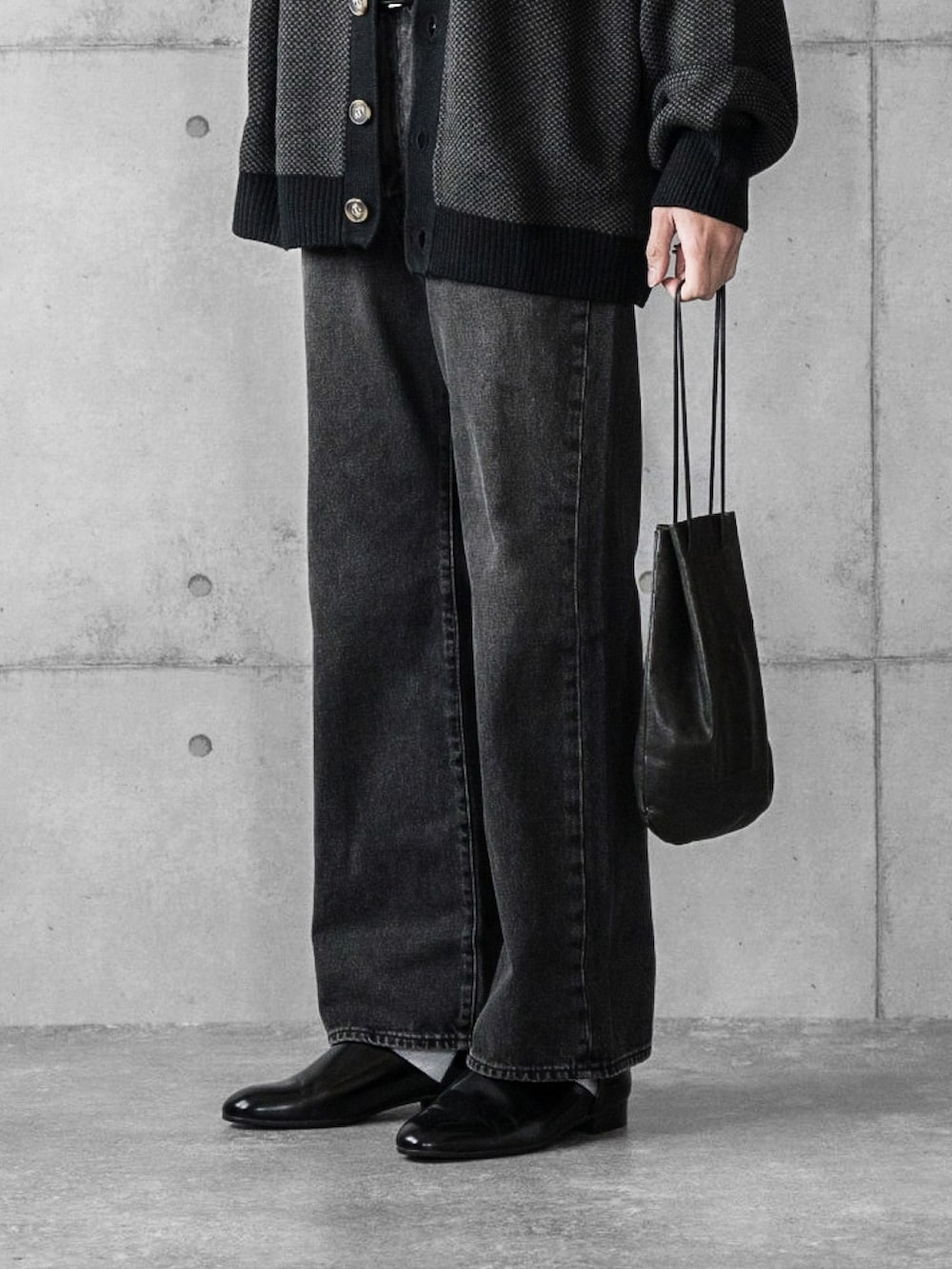 「リーバイス、Levis、リーバイス23ss、PR、フレアデニム、ブラック、ブラックコーデ、カーディガン、スポックシューズ、春コーデ」|「Levi'sのLevi's/リーバイス ルーズフレアデニム 567 STAY LOOSE FLARE(デニムパンツ、ブラック系)」を使った、しゅんたろーさん(メンズ・177cm)の冬コーディネートの2枚目の写真