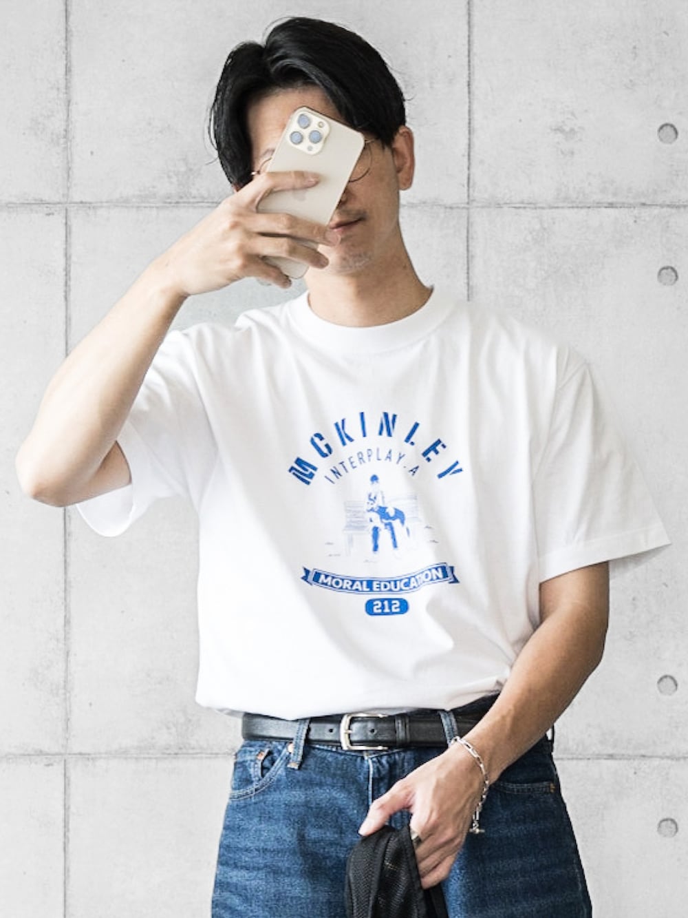 「夏コーデ、Tシャツ、白Tシャツ、プリントT、タックイン、グルカサンダル、サンダル、メッシュバッグ、カジュアル、リラックススタイル、大人カジュアル、休日スタイル」|「INTERPLAYの【INTERPLAY x AYUMI】"OJISAN" Tシャツ<UNISEX>(Tシャツ/カットソー、ホワイト系)」を使った、しゅんたろーさん(メンズ・177cm)の夏コーディネートの2枚目の写真