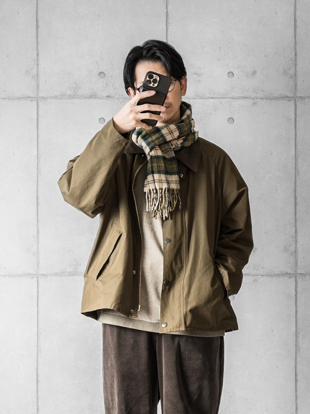 「barbour、ブラウンコーデ、コーデュロイパンツ、ローファー、ファッションを楽しもう、オトナカジュアル、休日スタイル、マフラー、大人カジュアル、秋服コーデ、秋冬コーデ」｜「BarbourのBarbour × BEAMS F / 別注 TRANSPORT JACKET ピーチドコットン ジャケット（ブルゾン、グリーン系）」を使った、しゅんたろーさん（メンズ・177cm）の秋コーディネートの3枚目の写真