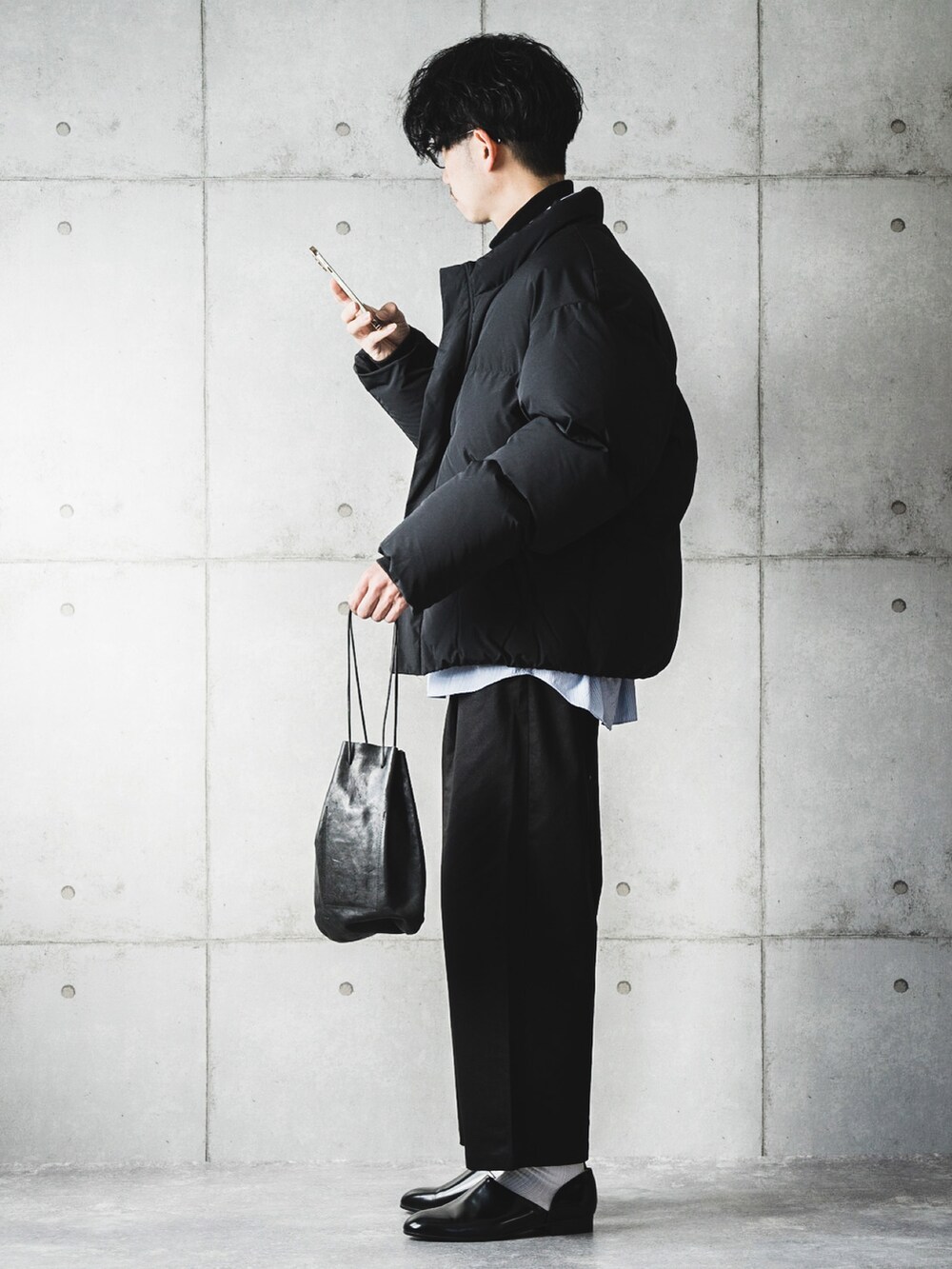 ブルー系のシャツ/ブラウス、ブラック系のショルダーバッグ、ブラック系のドレスシューズを着用したメンズの冬コーディネートの3枚目の写真