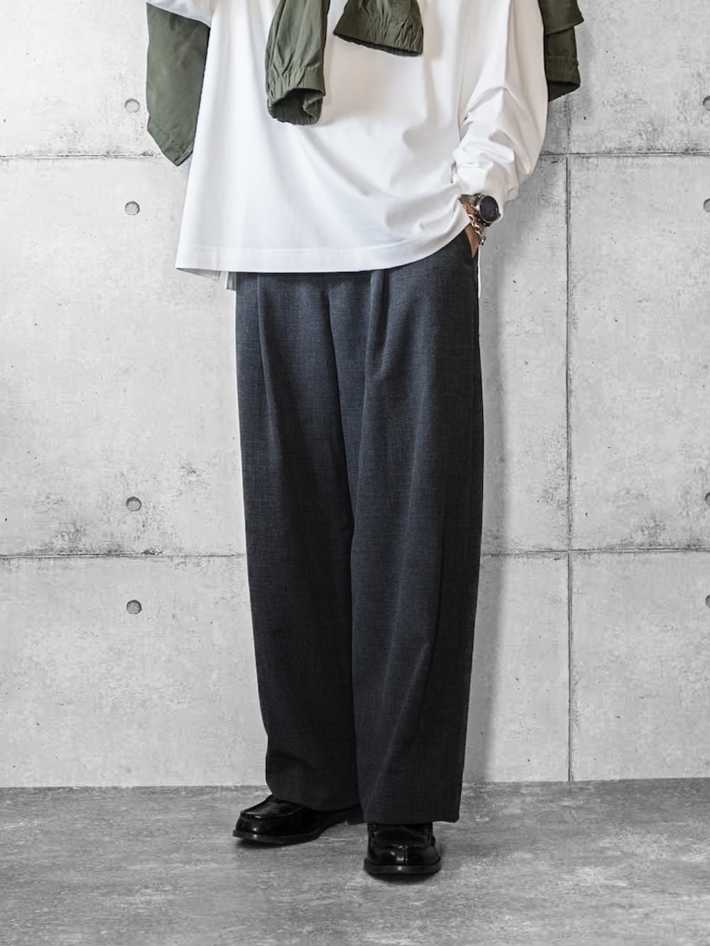 「アツいコーデ全部見せ、お出かけコーデ、秋服準備はじめました、秋コーデ、肩がけスタイル、ロンT、スラックス、ワイドパンツ、ローファー、ゆるコーデ、シンプルコーデ、ラフスタイル」｜「WYM LIDNMのEXTRA FINE COTTON SIDE SLIT BASIC L/S（Tシャツ/カットソー、ホワイト系）」を使った、しゅんたろーさん（メンズ・177cm）の夏コーディネートの4枚目の写真