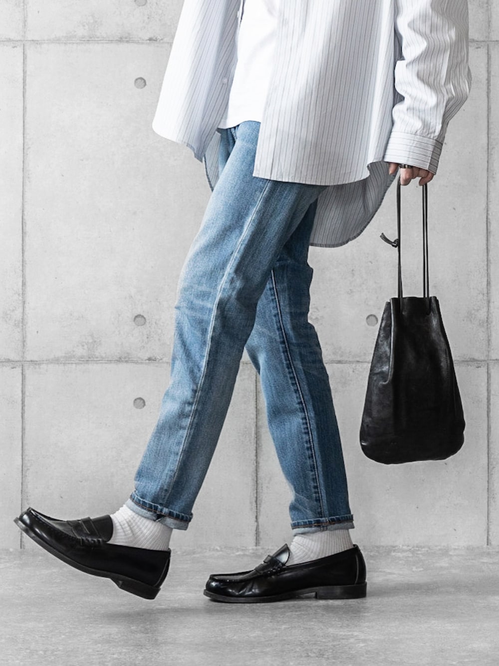 グレー系のシャツ/ブラウス、ブラック系のショルダーバッグ、ホワイト系のTシャツ/カットソーを着用したメンズの春コーディネートの4枚目の写真