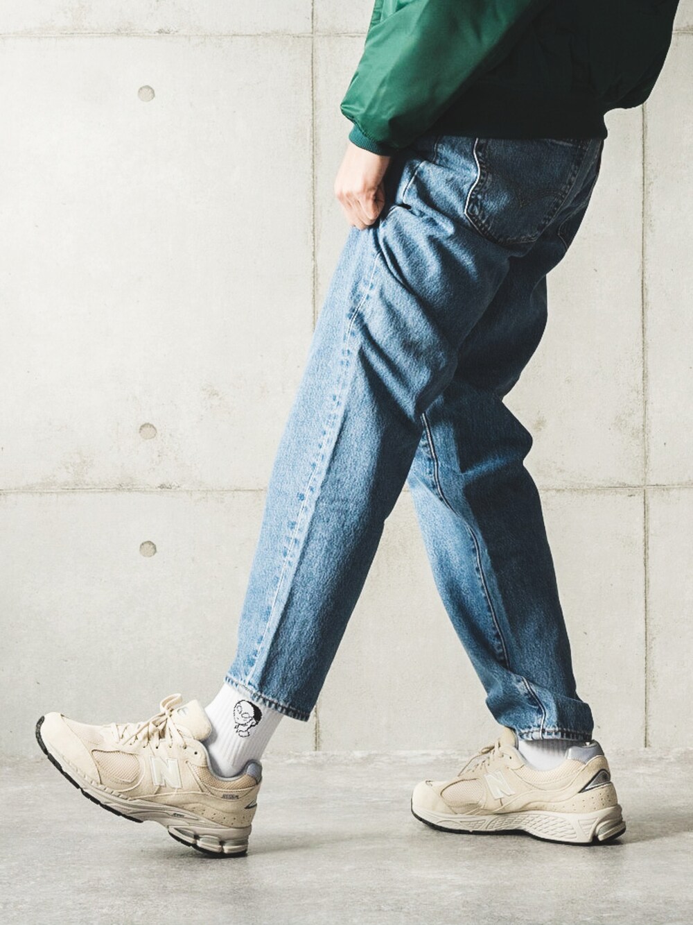 「ブルゾン、グリーン、白Tシャツ、ロゴT、デニム、デニムパンツ、スニーカーコーデ、ストリートMIX、ストリートコーデ、ストリート」｜「Not So Apeのバックロゴ ボンバージャケット（その他アウター、グリーン系）」を使った、しゅんたろーさん（メンズ・177cm）の冬コーディネートの3枚目の写真