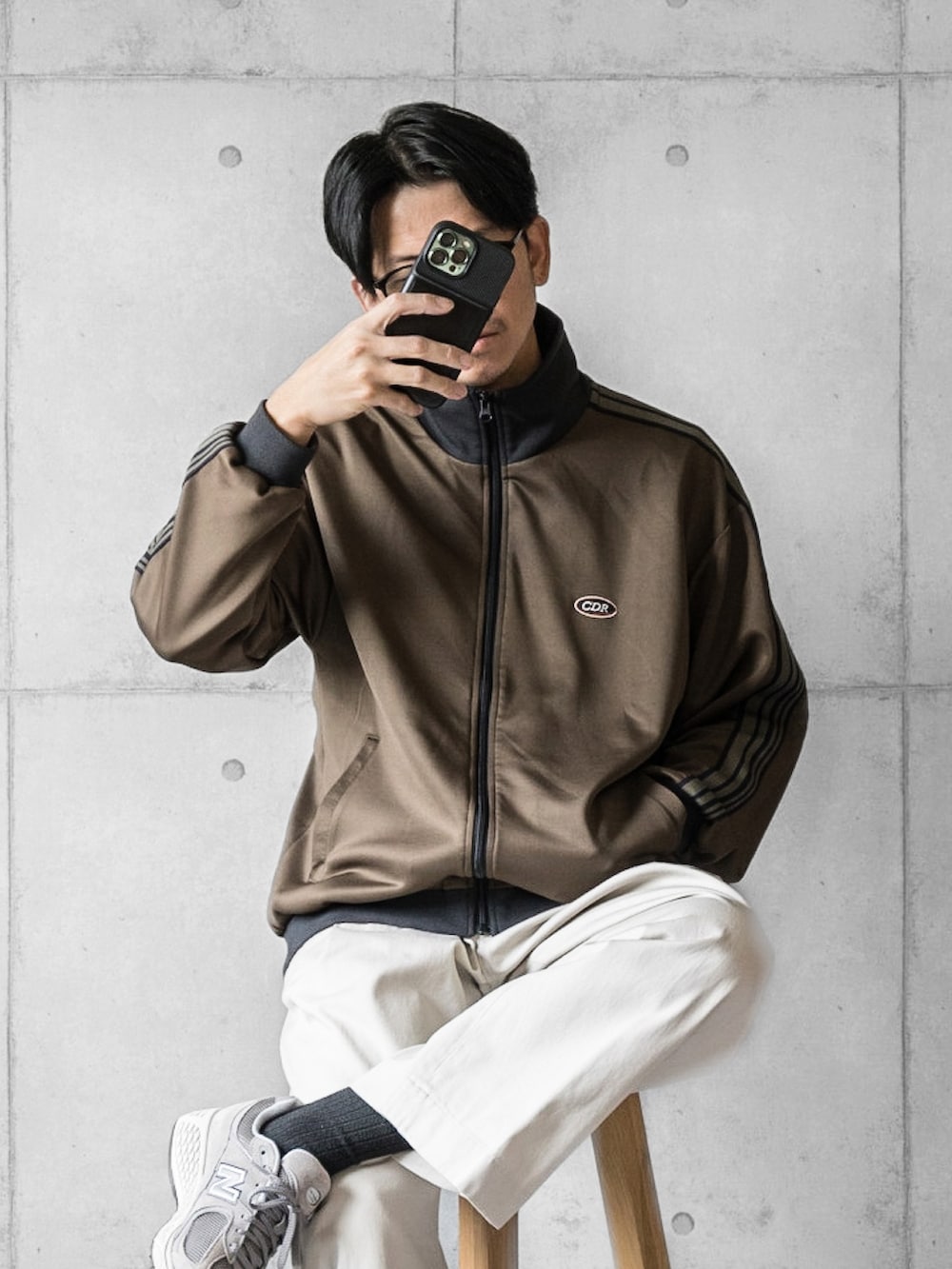 「トラックジャケット、白パンツ、スニーカー、New Balance、秋服、秋のコーデ、シンプルスタイル、休日コーデ、カジュアルコーデ、秋服コーデ、ラフコーデ、ラフスタイル」｜「MONO-MARTの【CODDERR】サイドラインリブ配色 サークルロゴ刺繍 オーバートラックジャケット（ジャージ、グリーン系）」を使った、しゅんたろーさん（メンズ・177cm）の秋コーディネートの2枚目の写真