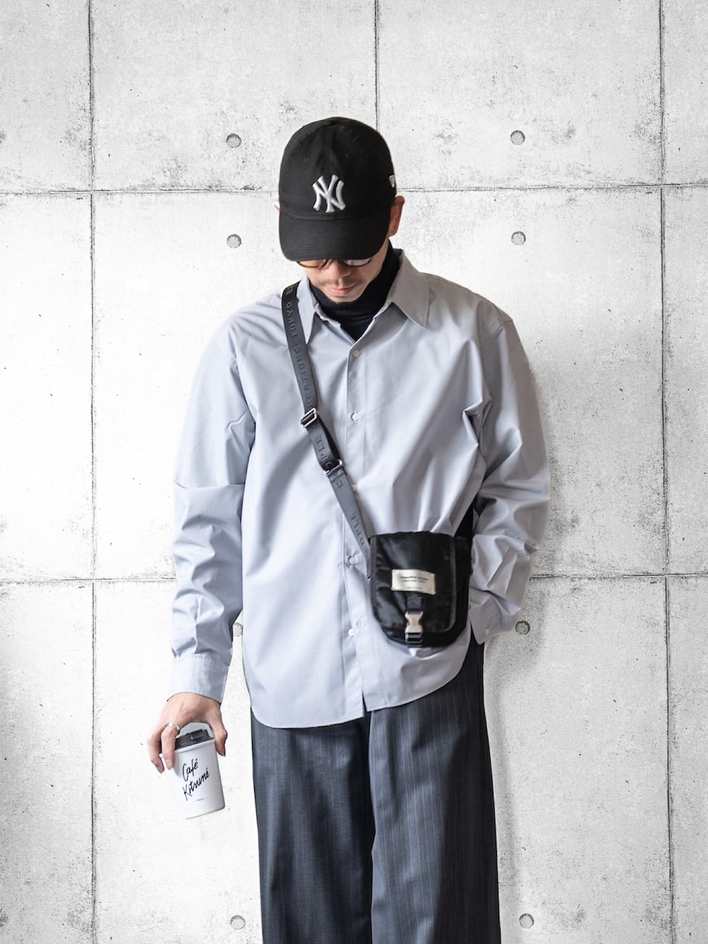 ブルー系のシャツ/ブラウス、ブラック系のローファー、グレー系のスラックスを着用したメンズの冬コーディネートの2枚目の写真