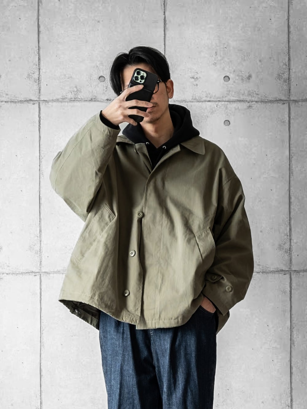 「パーカー、クリスマスに着たい服、お出かけコーデ、ジャケット、デニム、スニーカー、カジュアルコーデ、ラフスタイル、ビッグシルエット、最近のいい感じコーデ、スニーカーコーデ、ライトアウター」｜「FREAK'S STOREの限定展開 ビッグシルエット ショートレングス ステンカラーブルゾン（ブルゾン、グリーン系）」を使った、しゅんたろーさん（メンズ・177cm）の冬コーディネートの2枚目の写真