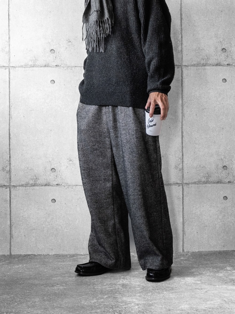 「マフラーぐるぐる、休日コーデ、キャップ、ストール、ニット、ワイドパンツ、ツイードパンツ、ローファー、秋冬コーデ、大人カジュアル、オトナカジュアル、冬コーデ」|「WYM LIDNMのMELANGE AZE LOOSE KNIT(ニット/セーター、グレー系)」を使った、しゅんたろーさん(メンズ・177cm)の冬コーディネートの3枚目の写真
