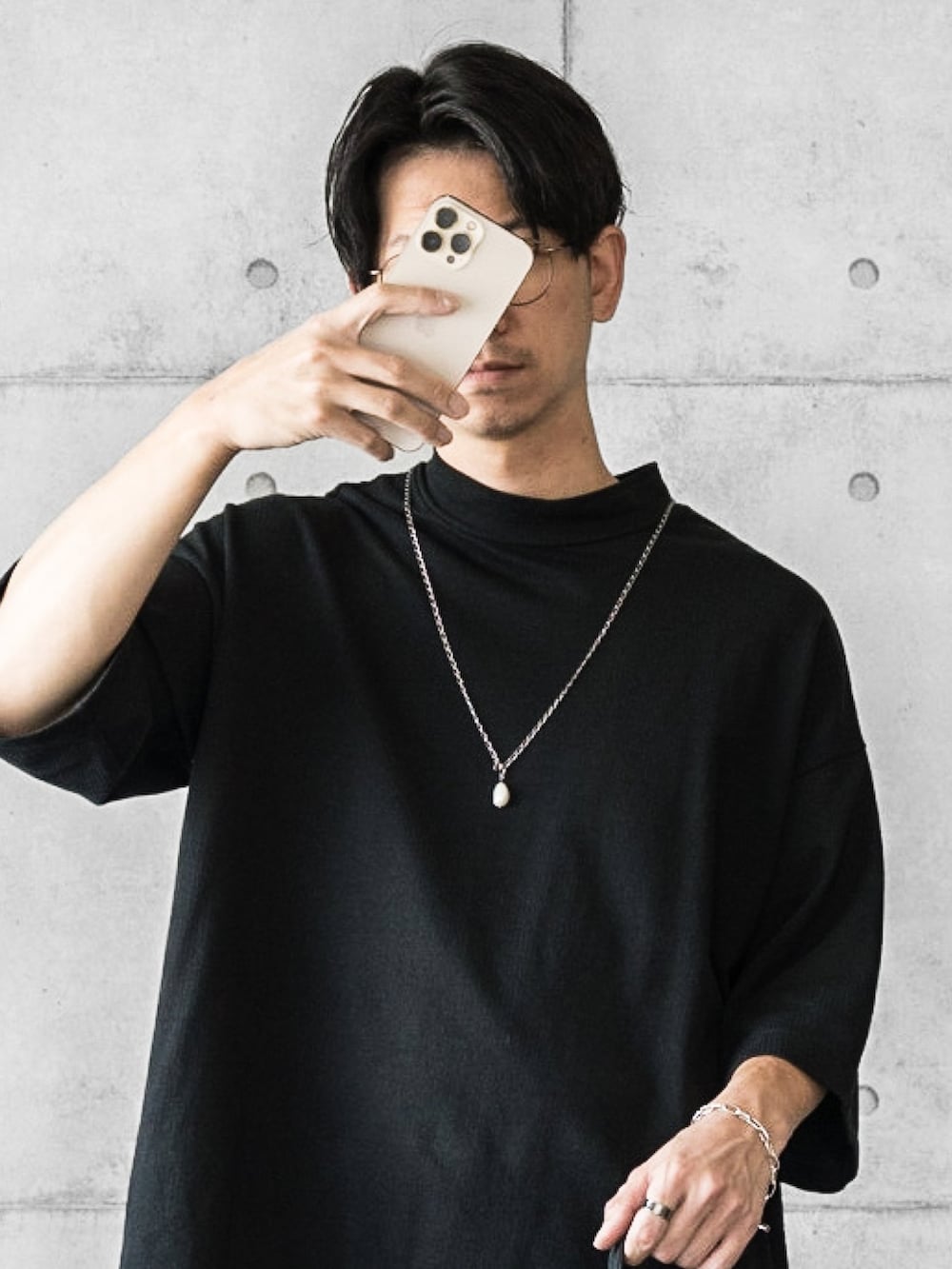 ブラック系のTシャツ/カットソー、グリーン系のパンツ、ブラック系のサンダルを着用したメンズの夏コーディネートの4枚目の写真