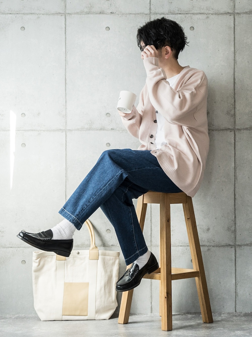ピンク系のカーディガン/ボレロ、ホワイト系のTシャツ/カットソー、ブルー系のデニムパンツを着用したメンズの冬コーディネートの2枚目の写真