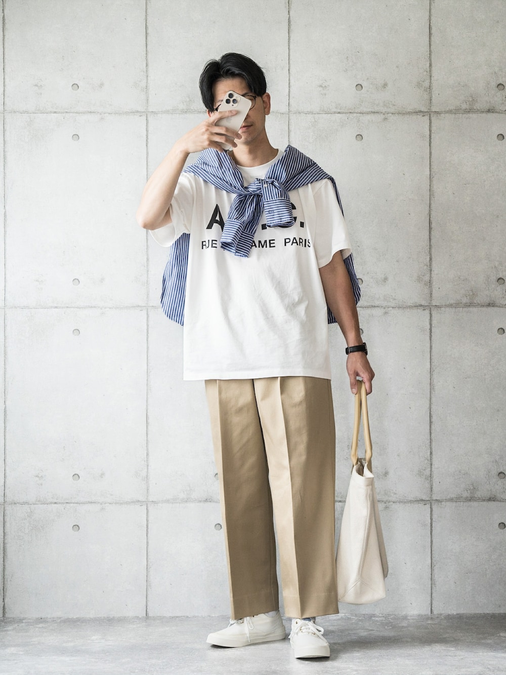 ホワイト系のTシャツ/カットソー、ブルー系のシャツ/ブラウス、ベージュ系のチノパンツを着用したメンズの春コーディネートの3枚目の写真