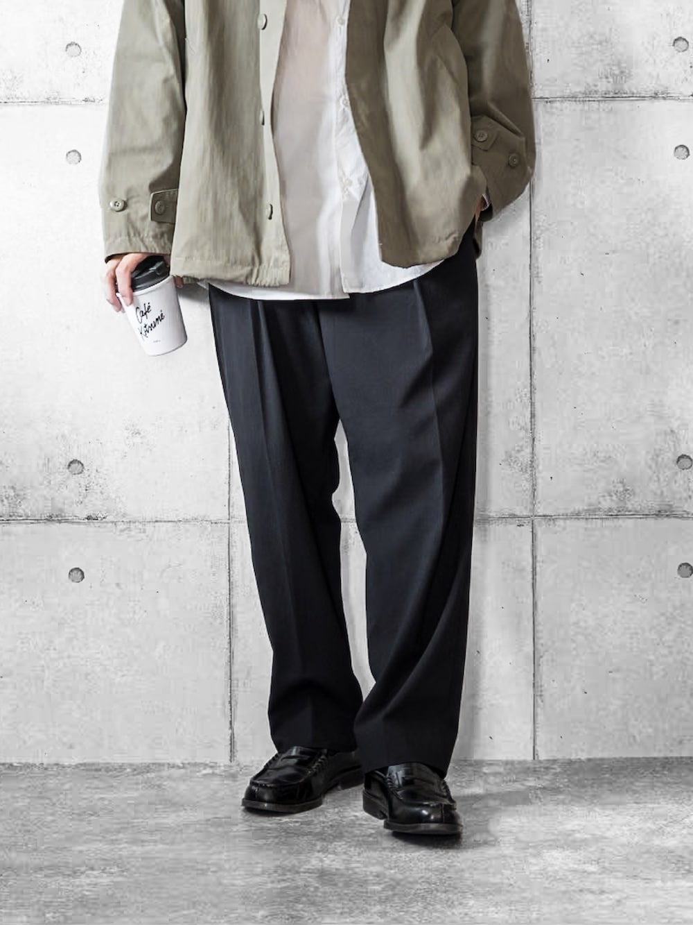 グリーン系のブルゾン、ホワイト系のシャツ/ブラウス、ブラック系のスラックスを着用したメンズの秋コーディネートの3枚目の写真