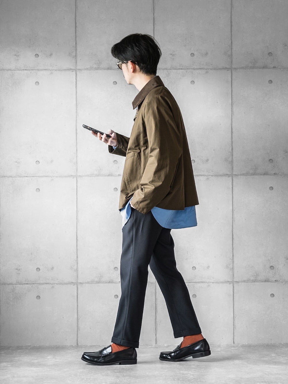 グリーン系のブルゾン、ブルー系のシャツ/ブラウス、ブラック系のスラックスを着用したメンズの冬コーディネートの2枚目の写真