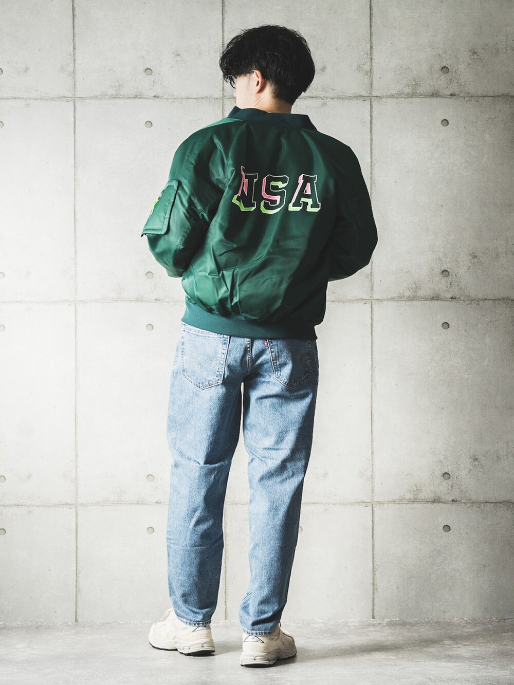 「ブルゾン、グリーン、白Tシャツ、ロゴT、デニム、デニムパンツ、スニーカーコーデ、ストリートMIX、ストリートコーデ、ストリート」｜「Not So Apeのバックロゴ ボンバージャケット（その他アウター、グリーン系）」を使った、しゅんたろーさん（メンズ・177cm）の冬コーディネートの2枚目の写真