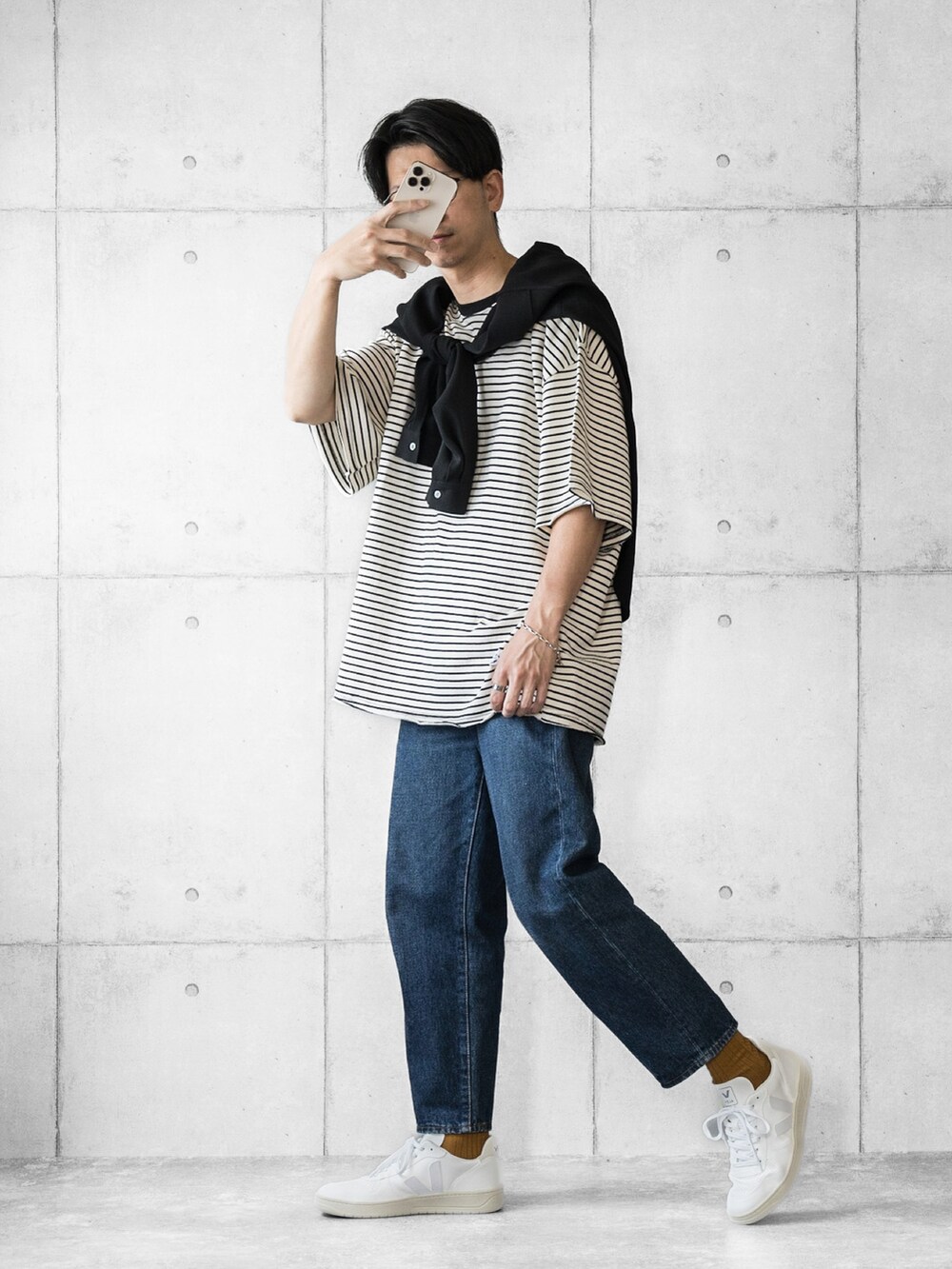ブラック系のTシャツ/カットソー、ブルー系のデニムパンツ、その他のスニーカーを着用したメンズの夏コーディネートの4枚目の写真