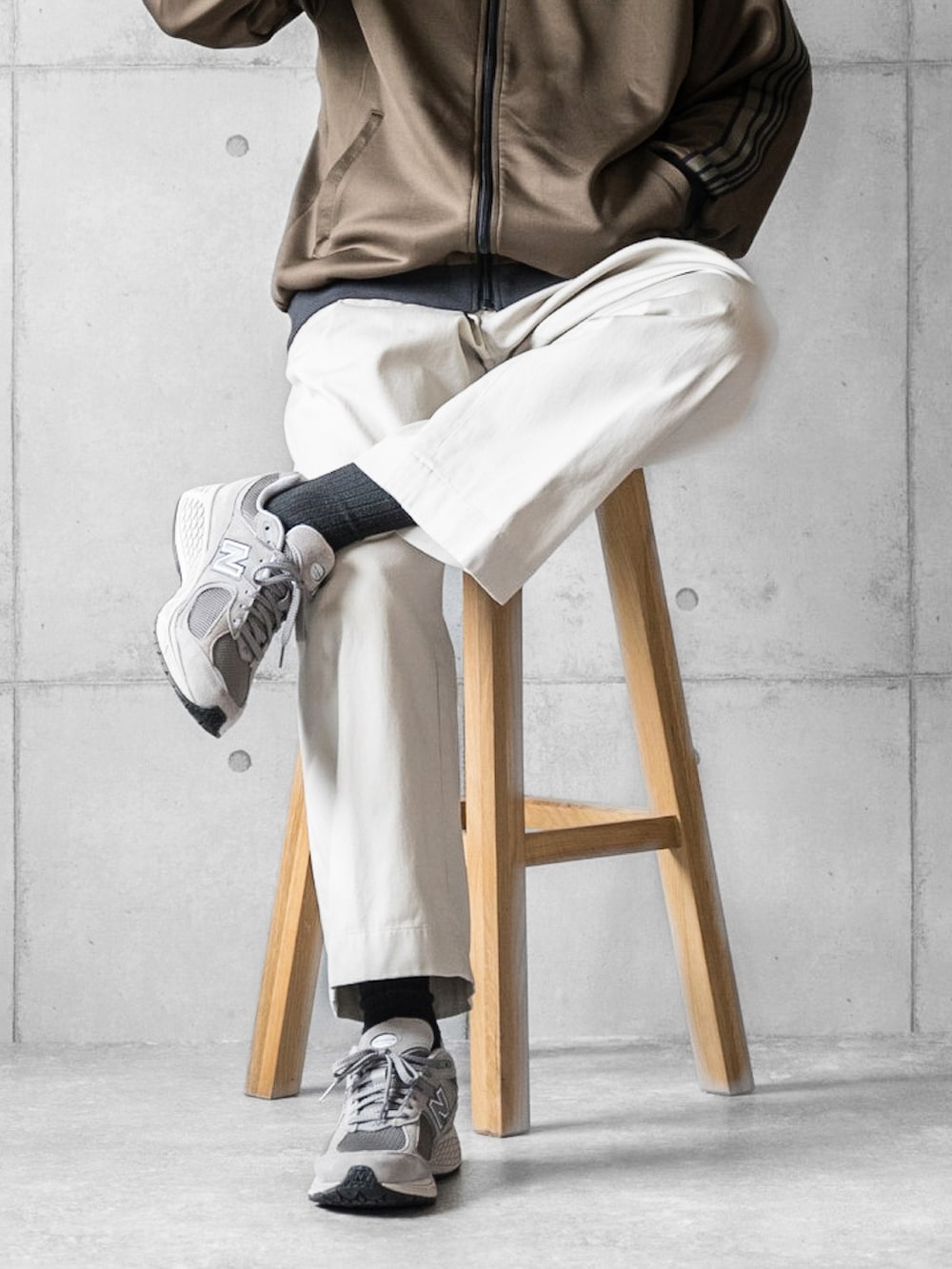 「トラックジャケット、白パンツ、スニーカー、New Balance、秋服、秋のコーデ、シンプルスタイル、休日コーデ、カジュアルコーデ、秋服コーデ、ラフコーデ、ラフスタイル」｜「MONO-MARTの【CODDERR】サイドラインリブ配色 サークルロゴ刺繍 オーバートラックジャケット（ジャージ、グリーン系）」を使った、しゅんたろーさん（メンズ・177cm）の秋コーディネートの3枚目の写真