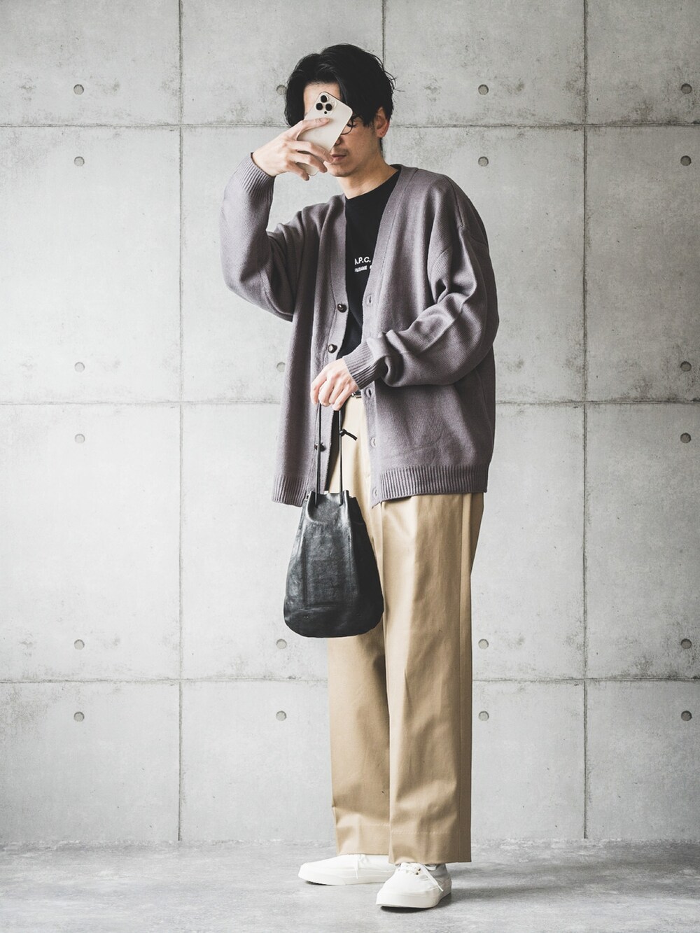 「カーディガン、タックイン、ロゴTシャツ、チノパン、ワイドパンツ、白スニーカー、巾着バッグ、春コーデ、休日コーデ」|「MONO-MARTのボリュームニットルーズカーディガン オーバーサイズ 2022 Early Spring(カーディガン/ボレロ、ピンク系)」を使った、しゅんたろーさん(メンズ・177cm)の冬コーディネートの2枚目の写真