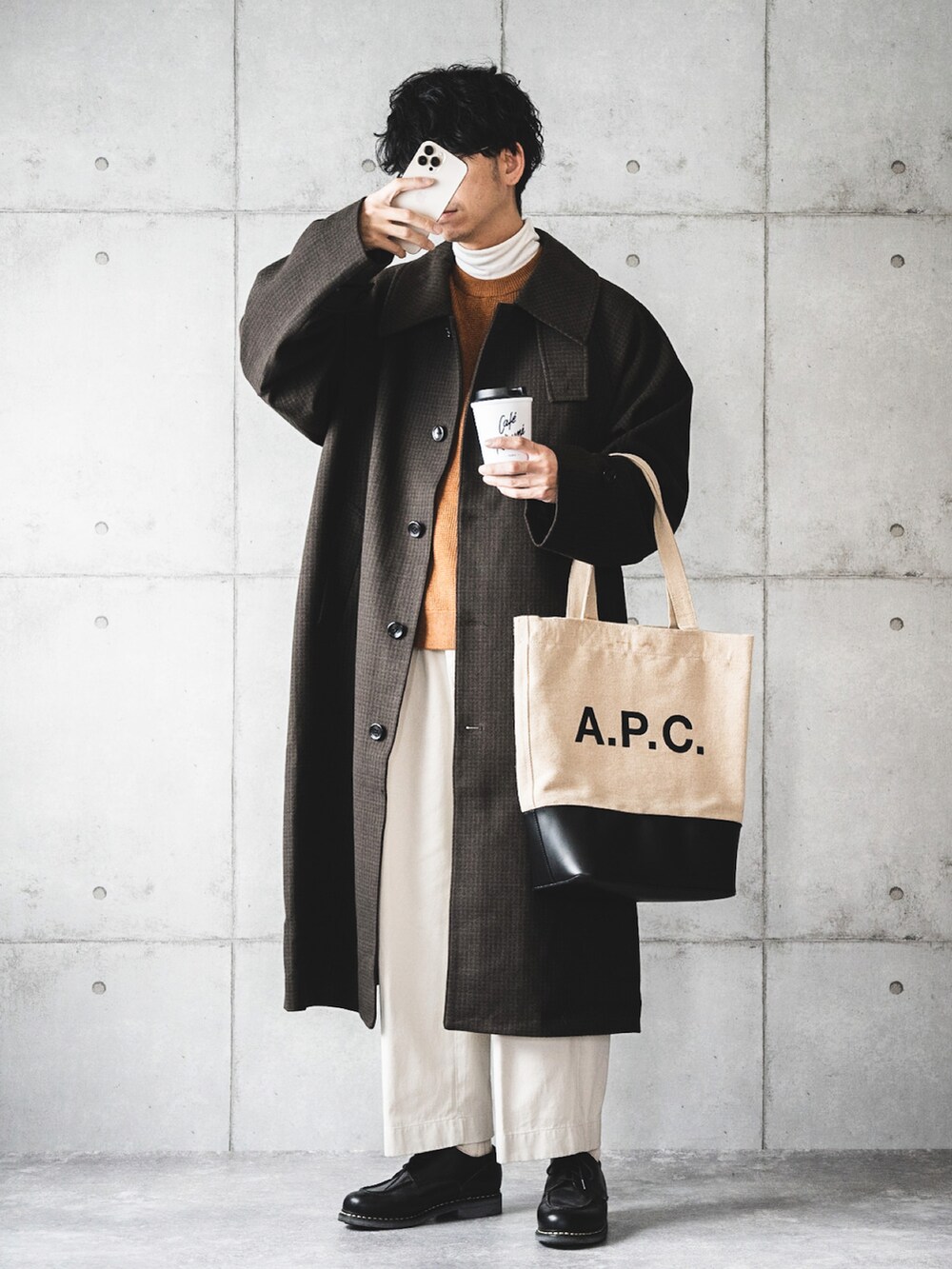「ニット、トートバッグ、ビッグシルエット、ステンカラーコート、秋のコーデ、レイヤードスタイル、タートルネック、ロングコート、ワイドパンツ、革靴、ロゴトート、秋冬コーデ、チェック柄に恋してる」｜「ENDER PRODUCTSのビーバーメルトン オーバーサイズ ロングステンカラーコート/ラグランルーズスリーブ 2021-22 WINTER【ENDER PRODUCTS/エンダープロダクツ】（ステンカラーコート、ブラウン系）」を使った、しゅんたろーさん（メンズ・177cm）の秋コーディネートの2枚目の写真
