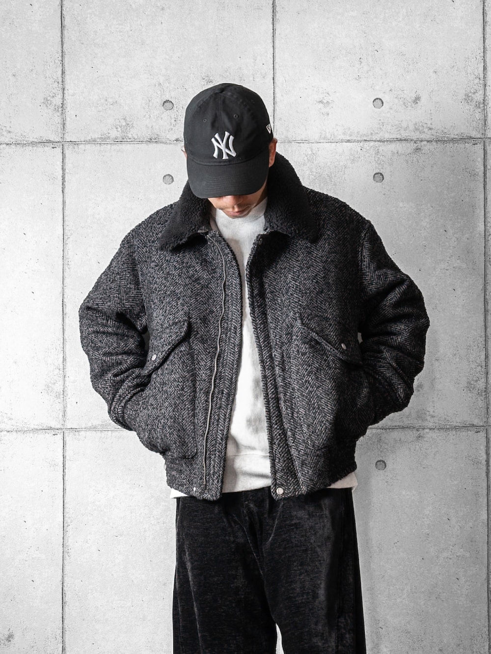 ブラック系のスニーカー、グレー系のブルゾン、ブラック系のその他パンツを着用したメンズの冬コーディネートの2枚目の写真