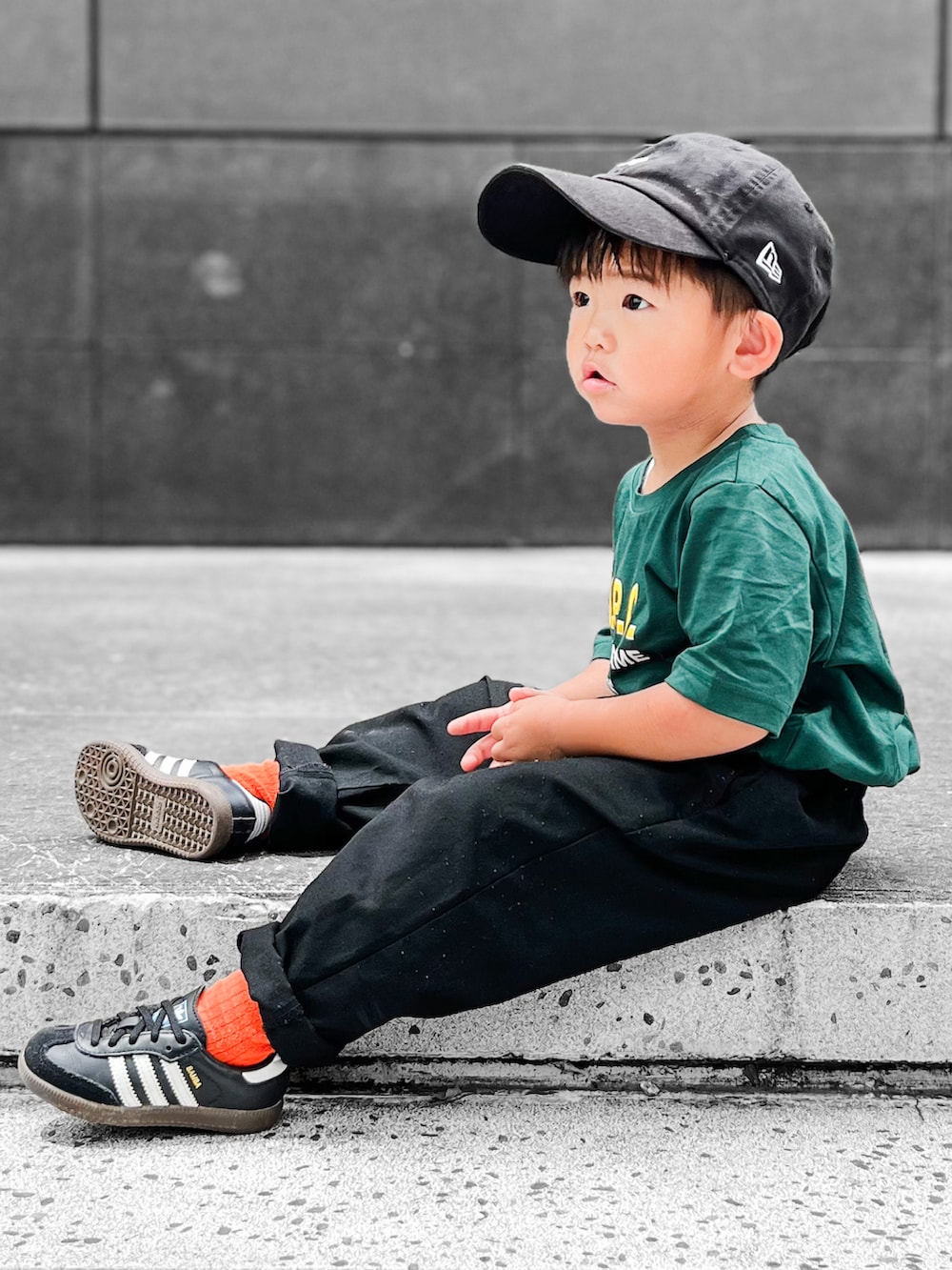 グリーン系のTシャツ/カットソー、ブラック系のその他パンツ、ブラック系のスニーカーを着用したキッズの夏コーディネートの2枚目の写真