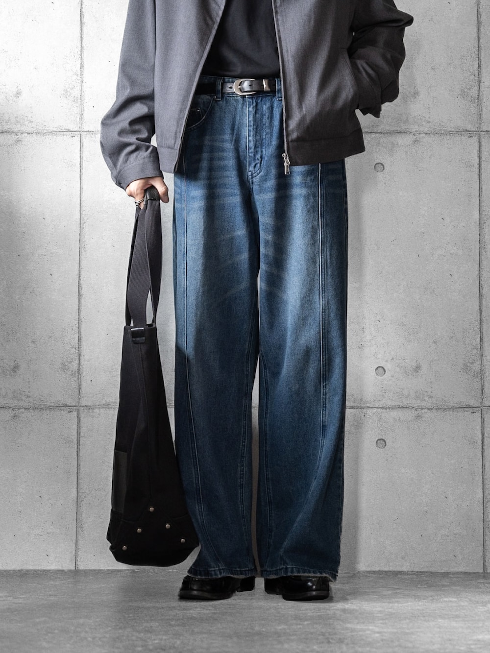 ブラック系のTシャツ/カットソー、グレー系のブルゾン、ブルー系のデニムパンツを着用したメンズの春コーディネートの3枚目の写真