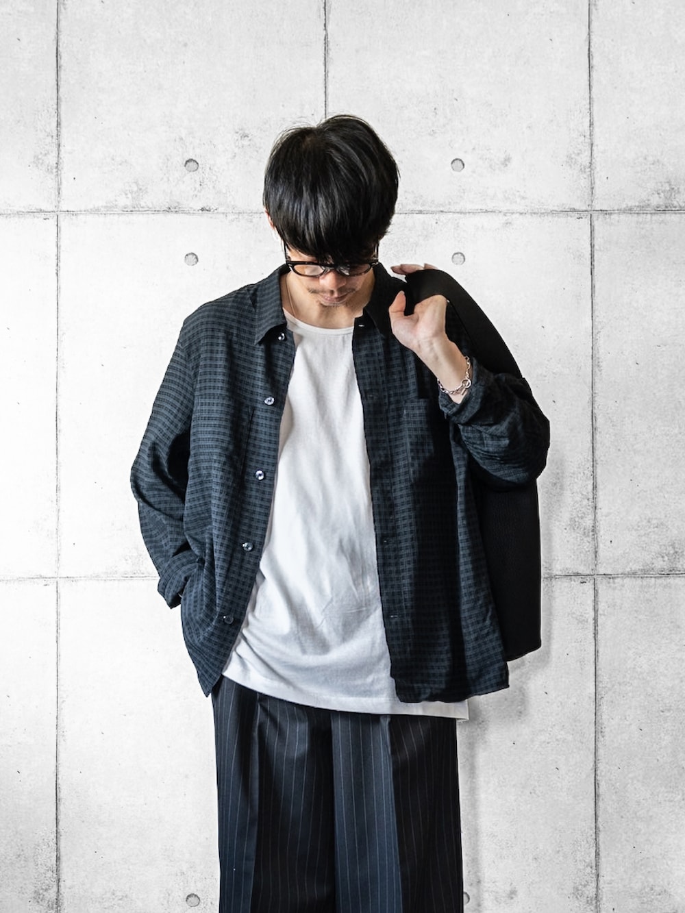 「最近のいい感じコーデ、シャツスタイル、タンクトップ、ストライプパンツ、ピンストライプ、スラックス、トートバッグ、春夏コーデ、シンプルスタイル」｜「WYM LIDNMのRAYON JACQUARD CROPPED SHIRT（シャツ/ブラウス、グリーン系）」を使った、しゅんたろーさん（メンズ・177cm）の春コーディネートの2枚目の写真