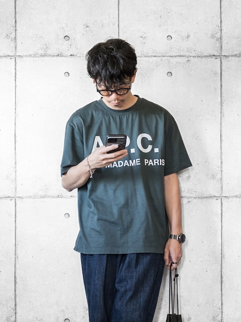 「ロゴT、サングラス、Tシャツ、Tシャツ×デニム、ローファー、巾着バッグ、オトナカジュアル、大人カジュアル、グリーン、夏コーデ、夏だ!Tシャツ着よう!」|「A.P.C.の《追加》【A.P.C. / アーペーセー】別注 オーバーサイズ ロゴプリント Tシャツ(Tシャツ/カットソー、グリーン系)」を使った、しゅんたろーさん(メンズ・177cm)の夏コーディネートの2枚目の写真