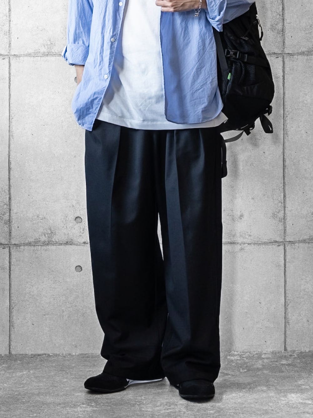 ブラック系のスラックス、ブラック系のスニーカー、ブルー系のシャツ/ブラウスを着用したメンズの秋コーディネートの3枚目の写真