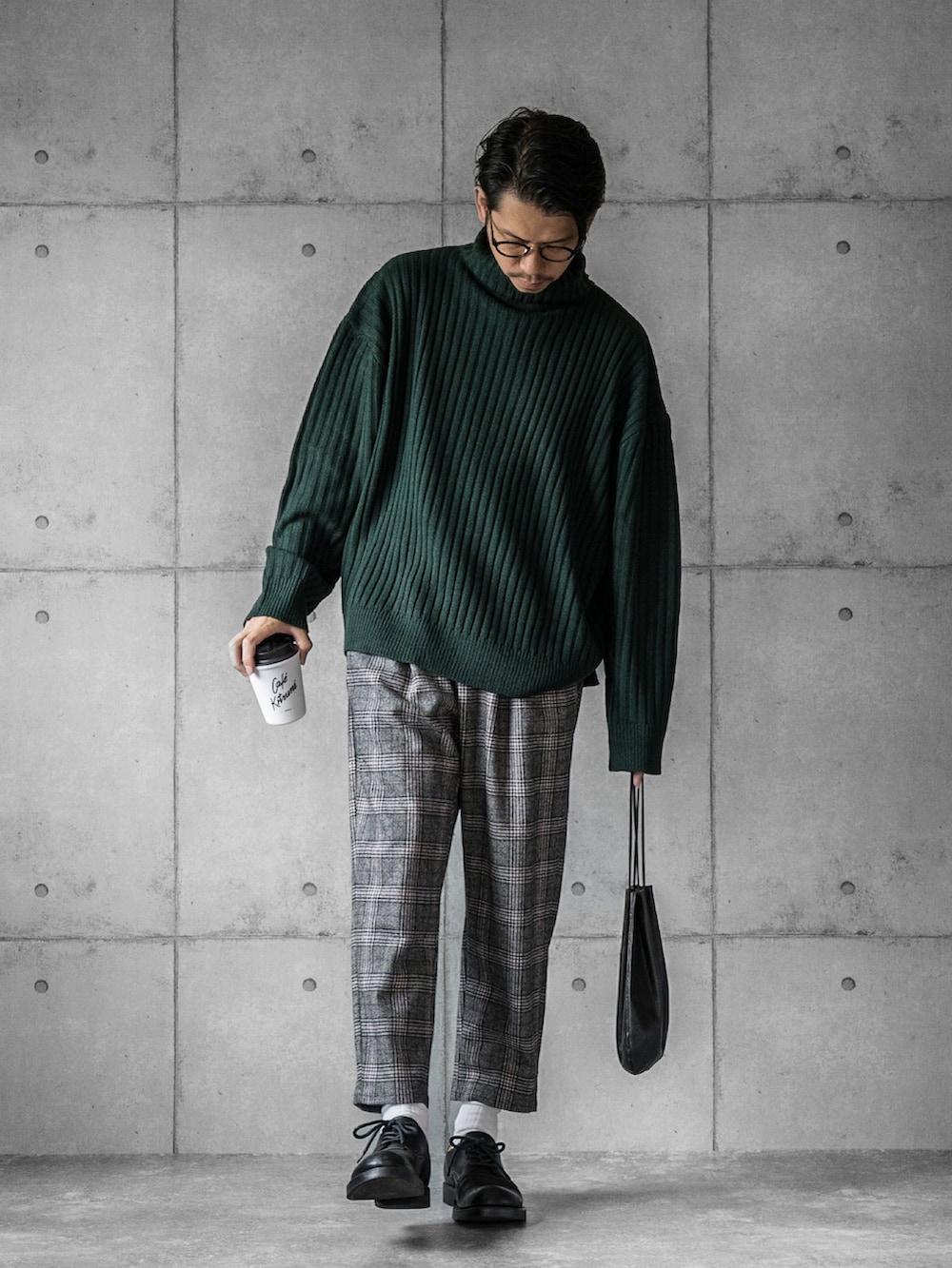 ブラック系のその他パンツ、ブラック系のショルダーバッグ、ブラック系のブーツを着用したメンズの秋コーディネートの2枚目の写真