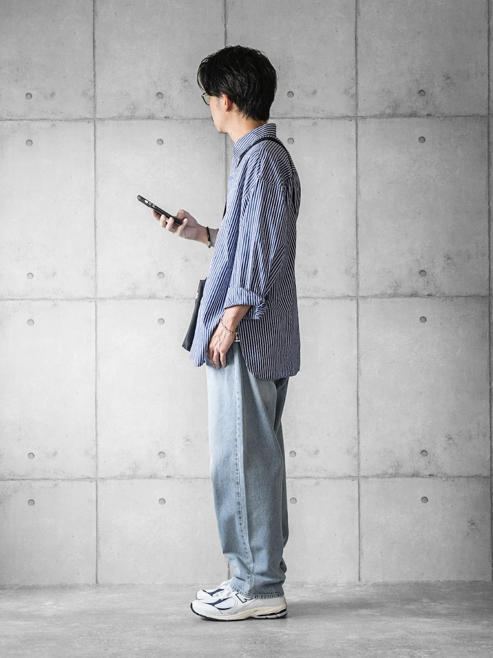 ブルー系のシャツ/ブラウス、ブルー系のデニムパンツ、ホワイト系のスニーカーを着用したメンズの春コーディネートの2枚目の写真
