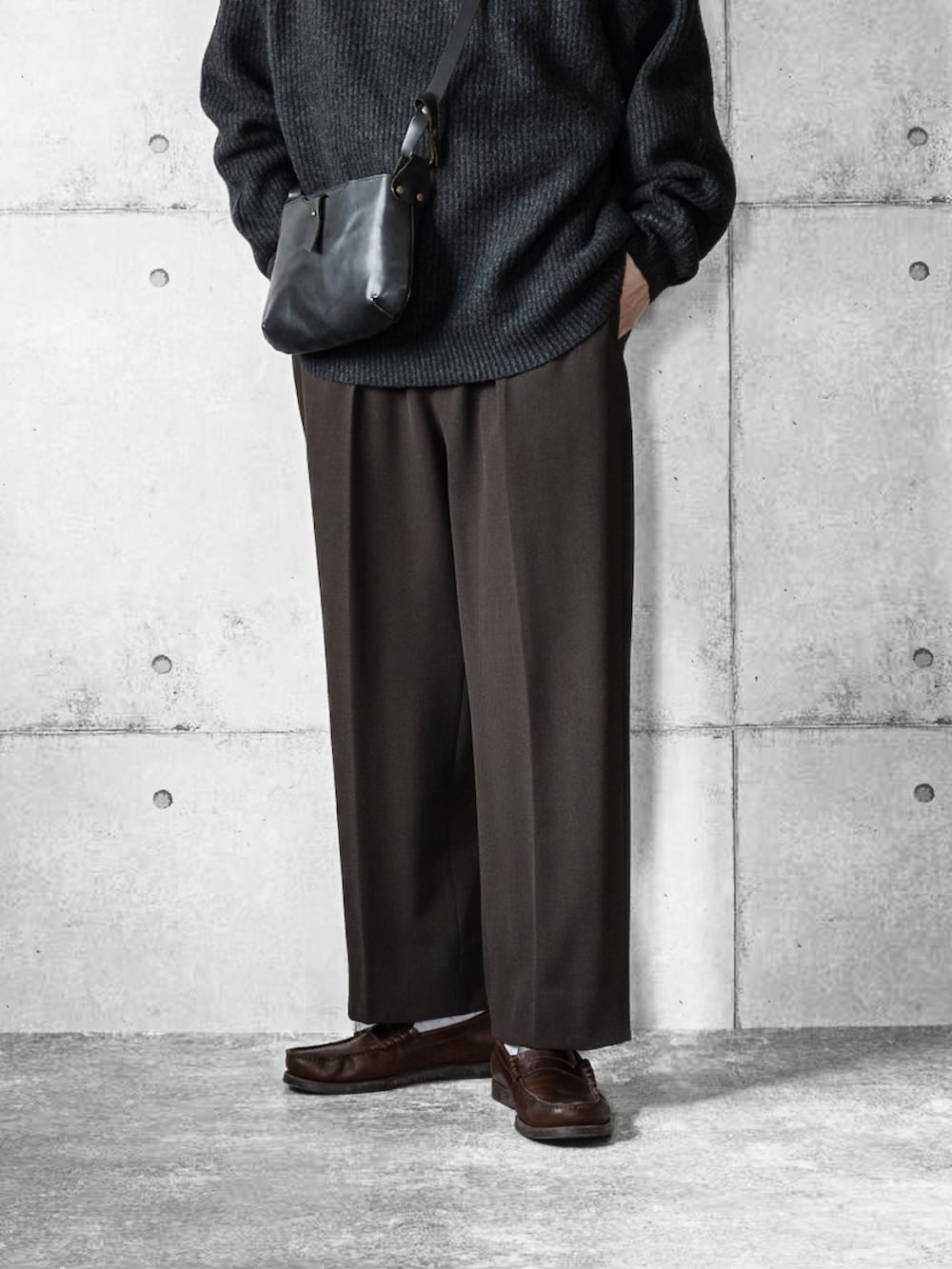 グレー系のニット/セーター、ブラウン系のスラックス、ブラウン系のローファーを着用したメンズの冬コーディネートの3枚目の写真