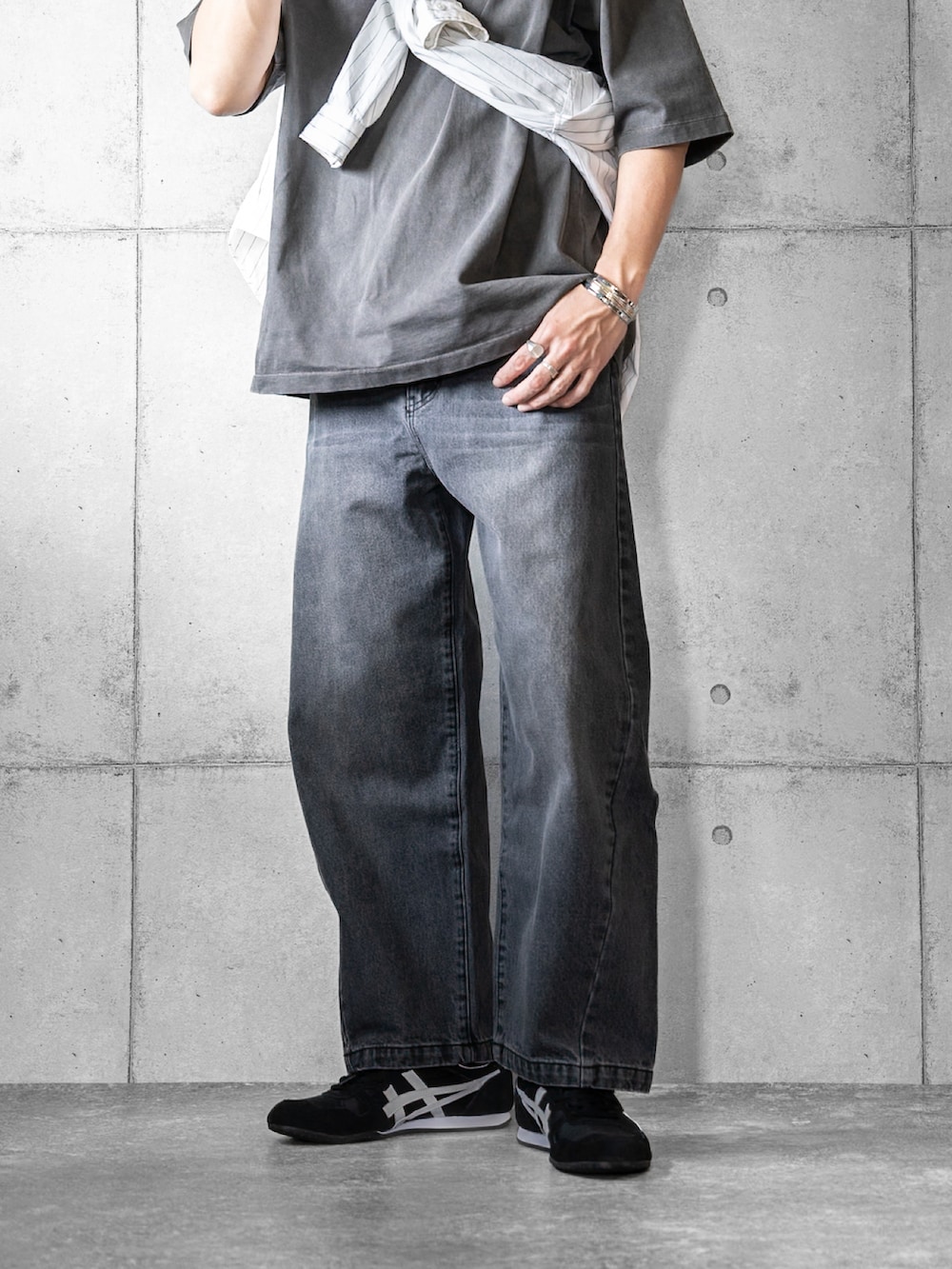 「休日コーデ、キャップ、サングラス、たすき掛け、Tシャツ、ブラックデニム、ワイドパンツ、モノトーン、スニーカー、シンプルスタイル、カジュアル」｜「SLICKの【SLICK/スリック】12.5oz Denim Wide Pants / 12.5オンスデニムワイドシルエットパンツ/バルーンシルエット / カーブパンツ（デニムパンツ、ブラック系）」を使った、しゅんたろーさん（メンズ・177cm）の夏コーディネートの3枚目の写真