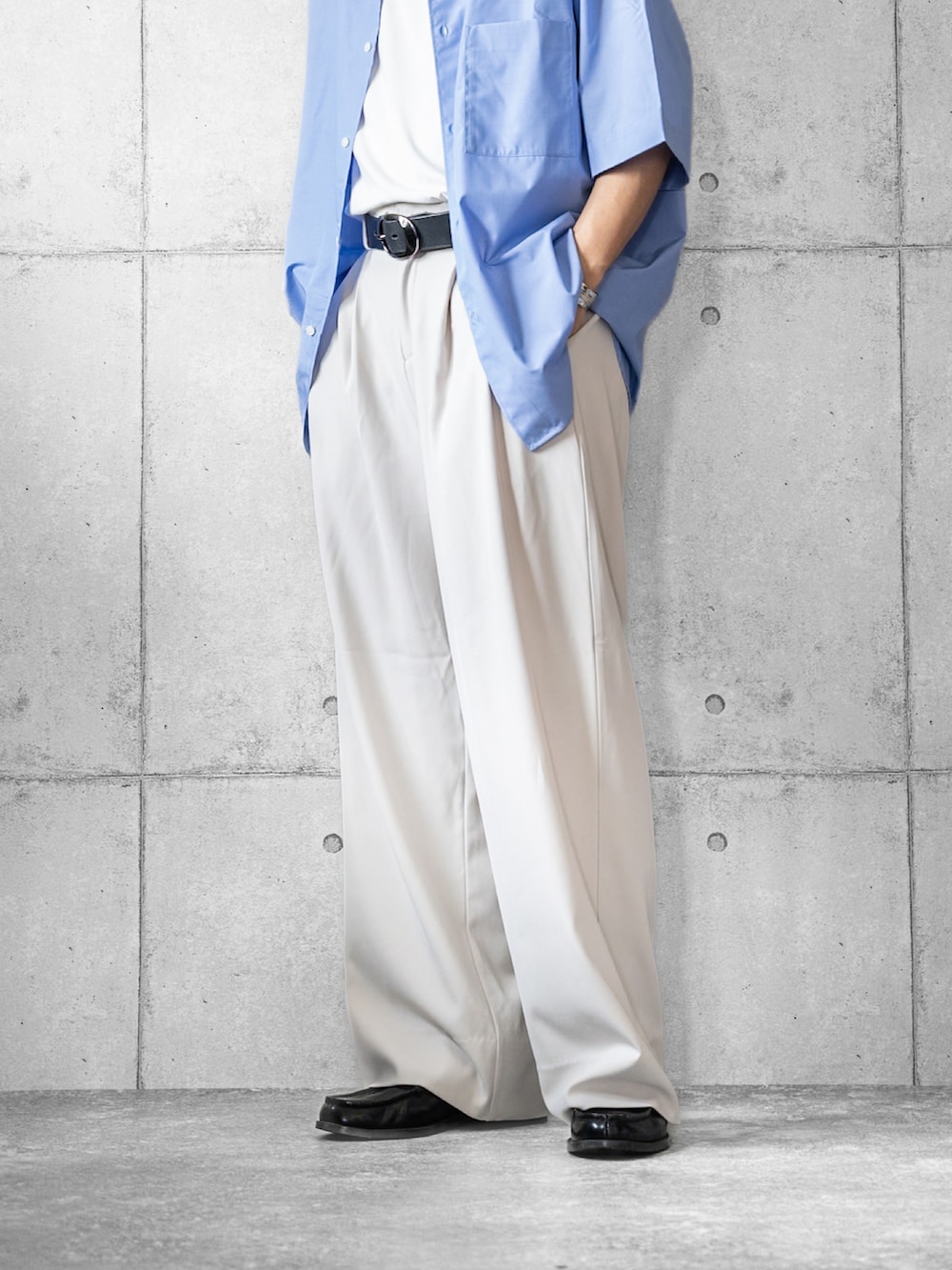 ブルー系のシャツ/ブラウス、ホワイト系のスラックス、ブラック系のローファーを着用したメンズの夏コーディネートの3枚目の写真