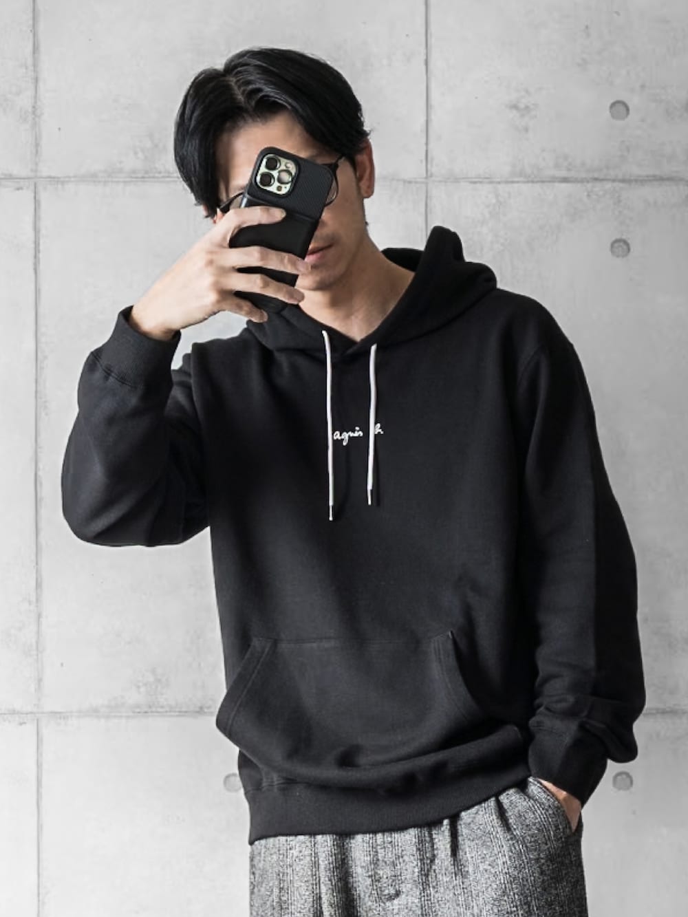 ブラック系のパーカー、ブラック系のその他パンツ、ブラック系のローファーを着用したメンズの秋コーディネートの3枚目の写真