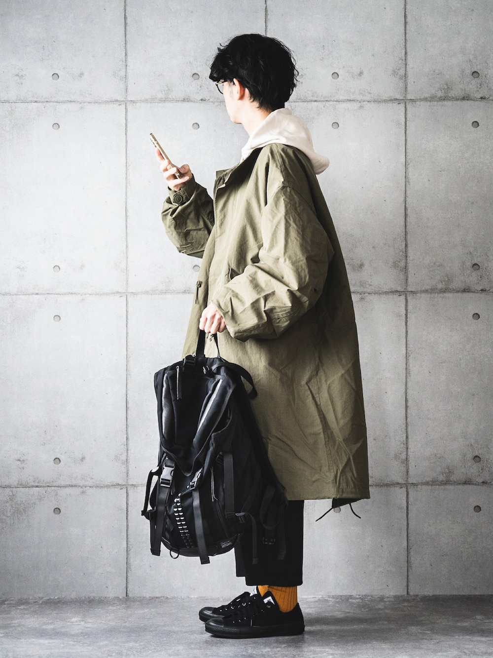 「モッズコート、M65、パーカー、ワイドパンツ、ootd、ミリタリージャケット、からし色、スニーカーコーデ、オトナカジュアル、休日コーデ」|「OMNESのユニセックス 裏毛スウェット プルオーバーパーカー(パーカー、ホワイト系)」を使った、しゅんたろーさん(メンズ・177cm)の冬コーディネートの2枚目の写真