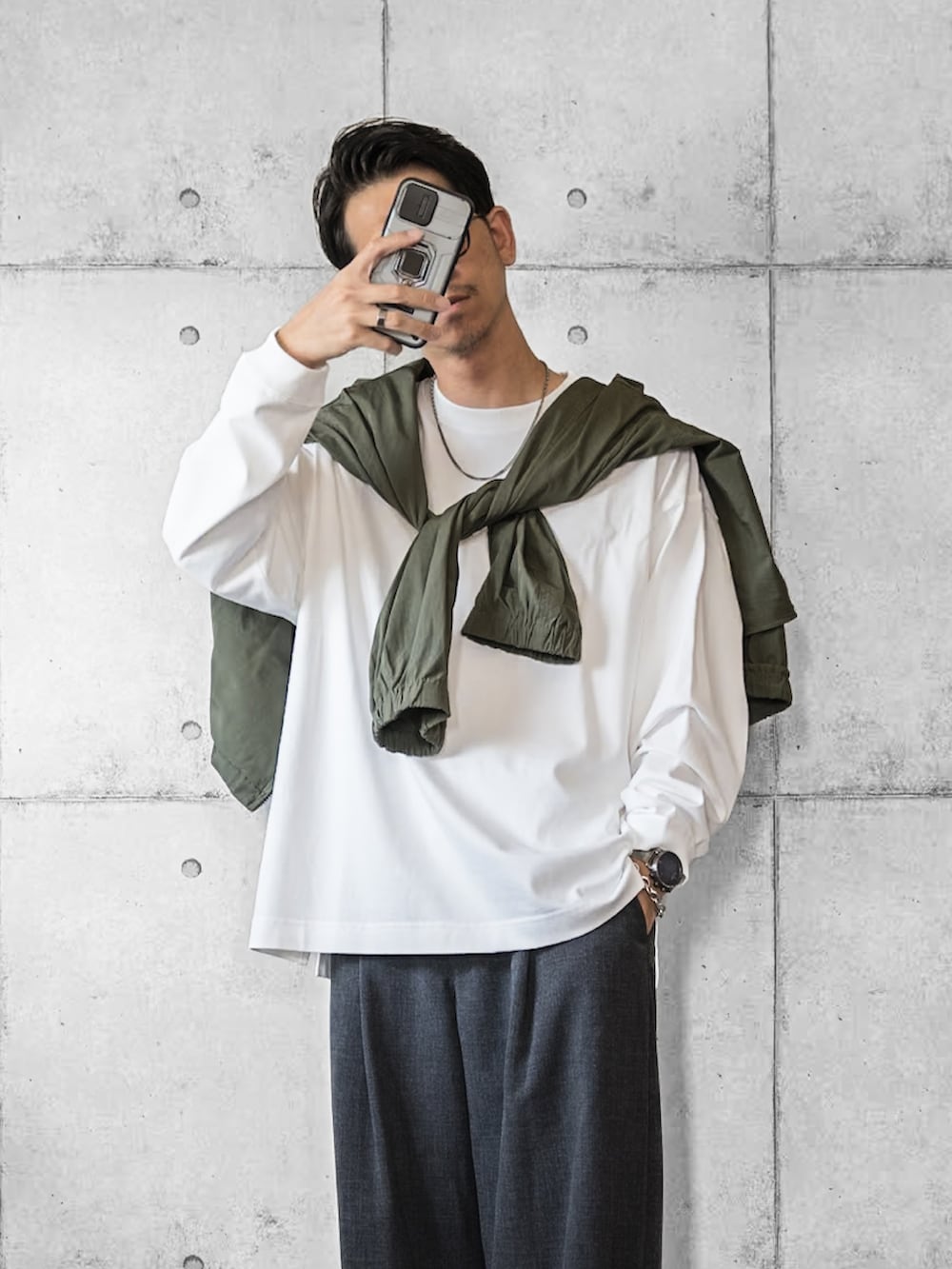 「アツいコーデ全部見せ、お出かけコーデ、秋服準備はじめました、秋コーデ、肩がけスタイル、ロンT、スラックス、ワイドパンツ、ローファー、ゆるコーデ、シンプルコーデ、ラフスタイル」｜「WYM LIDNMのEXTRA FINE COTTON SIDE SLIT BASIC L/S（Tシャツ/カットソー、ホワイト系）」を使った、しゅんたろーさん（メンズ・177cm）の夏コーディネートの3枚目の写真