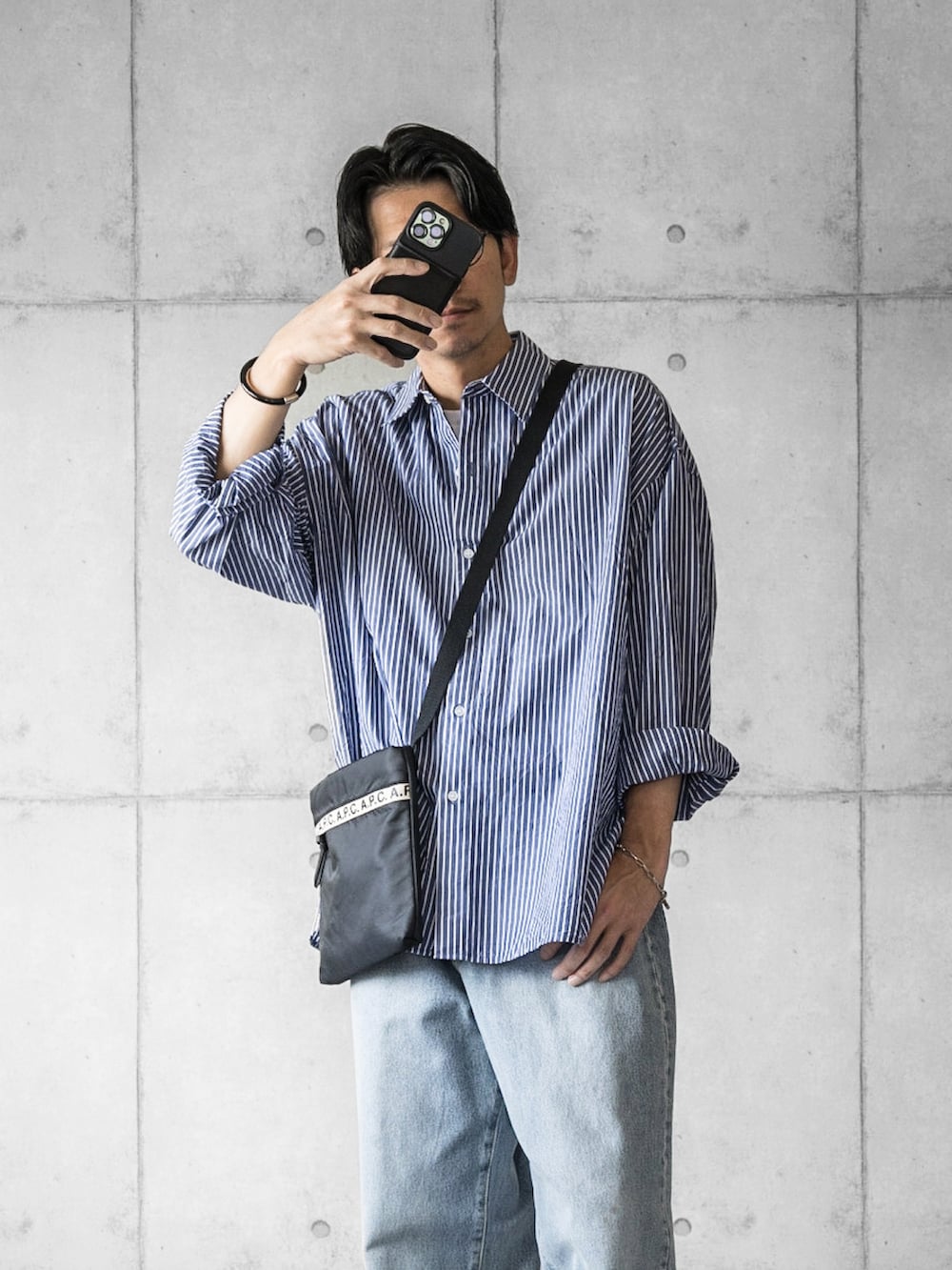 ブルー系のシャツ/ブラウス、ブルー系のデニムパンツ、ホワイト系のスニーカーを着用したメンズの春コーディネートの3枚目の写真