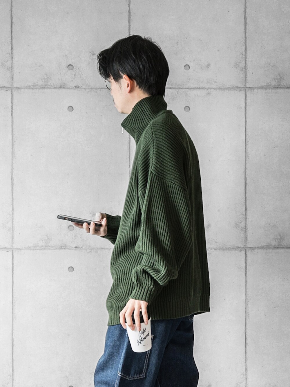 「秋服、秋のコーデ、秋冬コーデ、ワイドパンツ、デニム、ローファー、ハイネック、ハーフジップ、大人カジュアル、オトナカジュアル」｜「FREAK'S STOREのWEB限定 ビッグシルエット 畔編み ハーフジップニット/ルーズフィット（ニット/セーター、グリーン系）」を使った、しゅんたろーさん（メンズ・177cm）の秋コーディネートの2枚目の写真