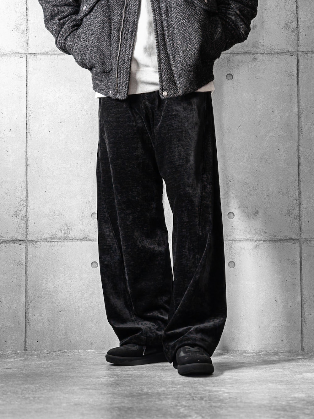 ブラック系のスニーカー、グレー系のブルゾン、ブラック系のその他パンツを着用したメンズの冬コーディネートの3枚目の写真