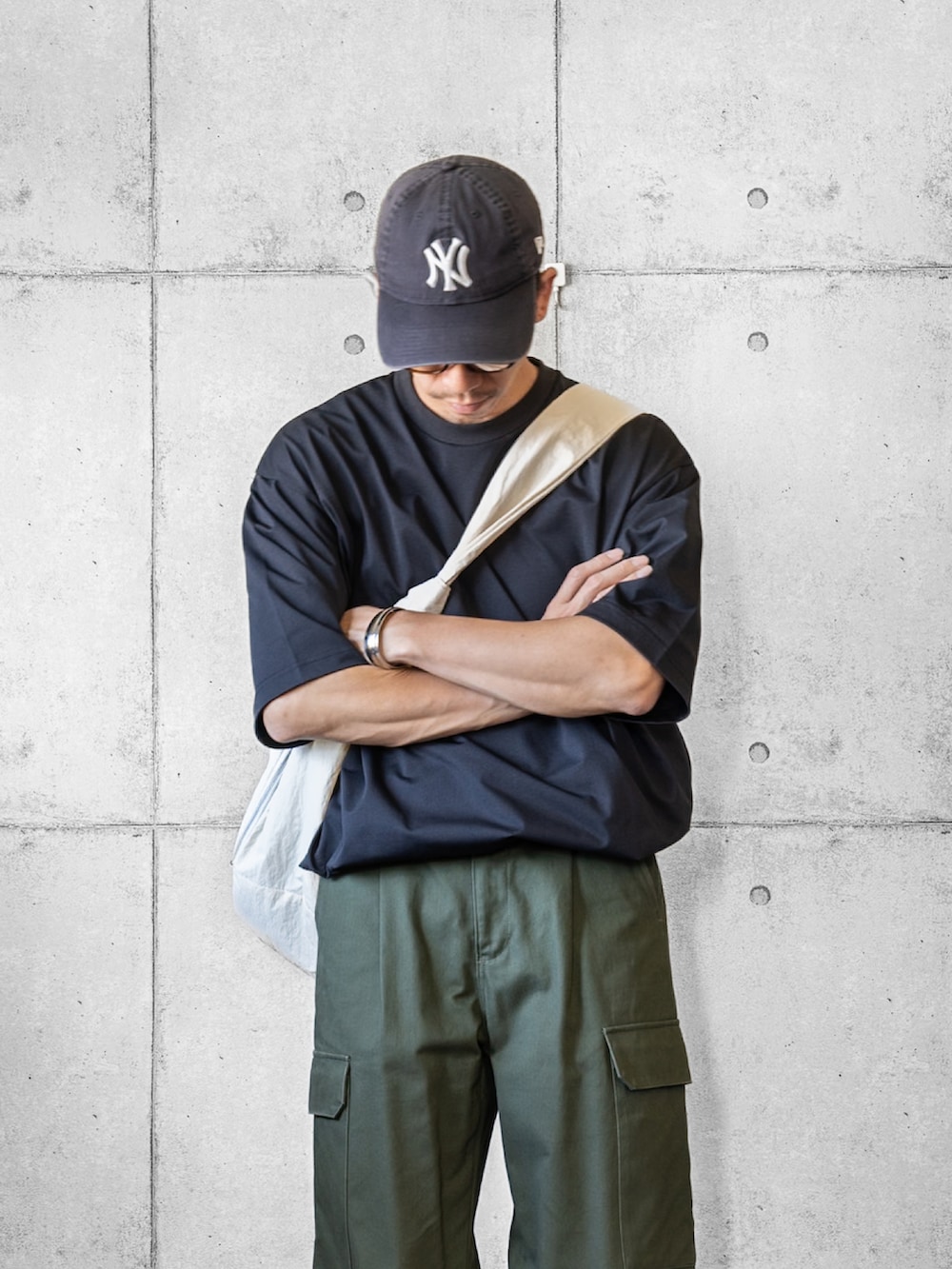 「キャップ、Tシャツ、ドローコード、ミリタリーパンツ、ローファー、ショルダーバッグ、大人カジュアル、大人コーデ、オトナカジュアル」｜「EMMA CLOTHESのワイドストレートM-47ミリタリーカーゴパンツ EMMA CLOTHES（カーゴパンツ、グリーン系）」を使った、しゅんたろーさん（メンズ・177cm）の夏コーディネートの2枚目の写真