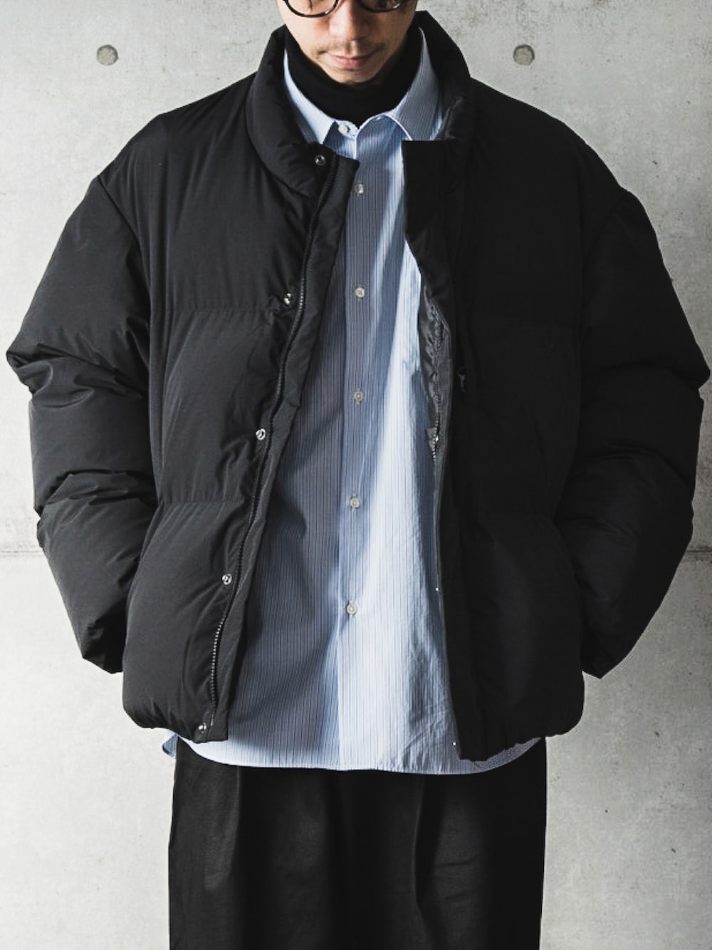 ブルー系のシャツ/ブラウス、ブラック系のショルダーバッグ、ブラック系のドレスシューズを着用したメンズの冬コーディネートの5枚目の写真