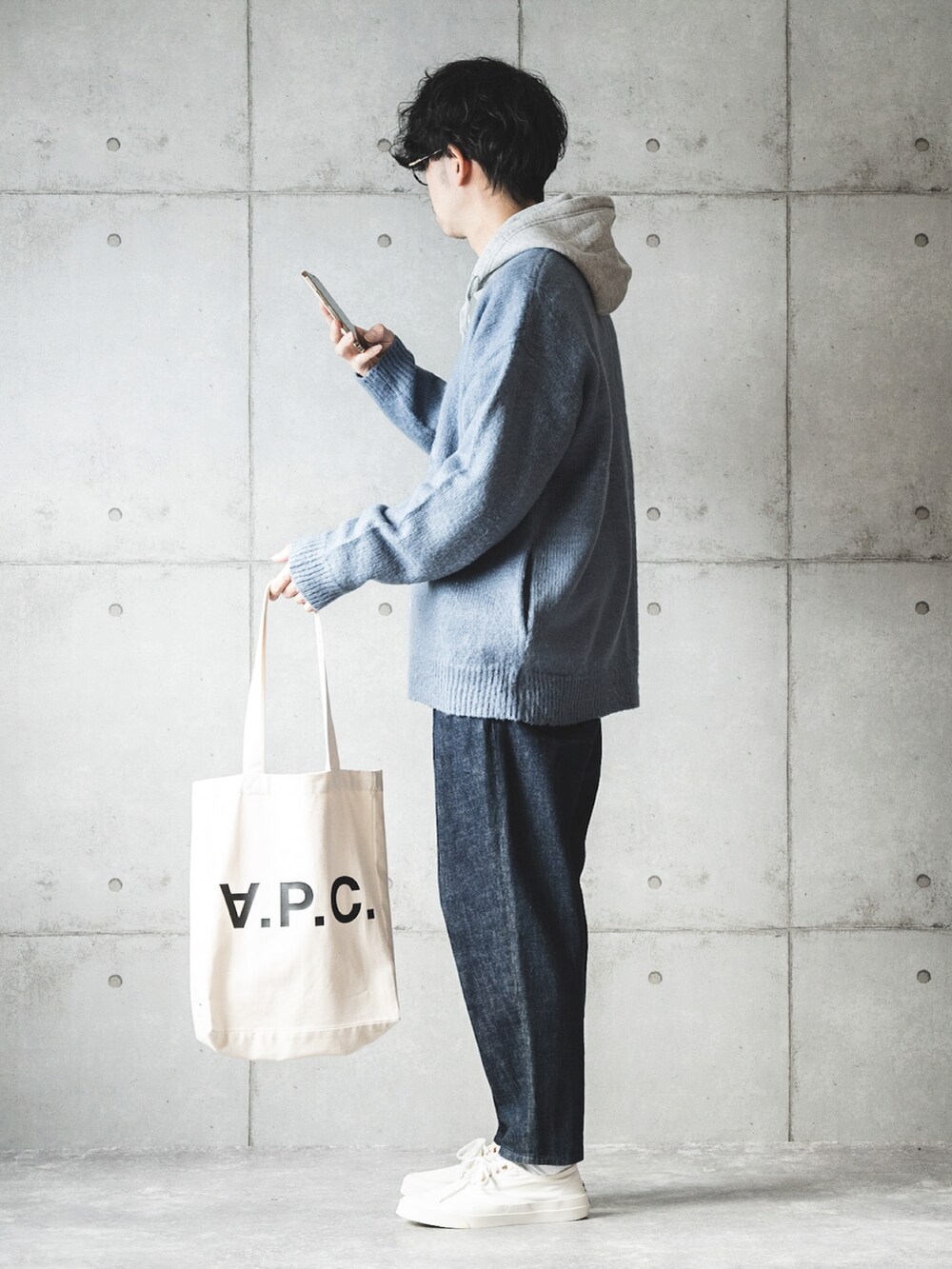 「カーディガン、トートバッグ、パーカー、冬コーデ、レイヤードスタイル、スニーカーコーデ、白スニーカー、シンプルコーデ、シンプルスタイル、テーパードデニム、爽やかコーデ、ロゴトート」｜「Like Usの【LikeUs】モヘアライクシャギーニットルーズカーディガン（カーディガン/ボレロ、ブルー系）」を使った、しゅんたろーさん（メンズ・177cm）の秋コーディネートの3枚目の写真