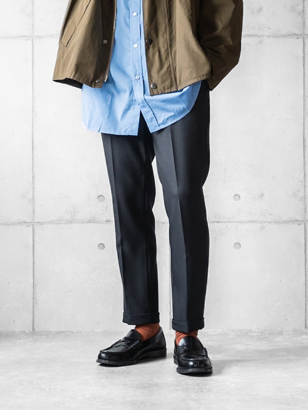 グリーン系のブルゾン、ブルー系のシャツ/ブラウス、ブラック系のスラックスを着用したメンズの冬コーディネートの4枚目の写真