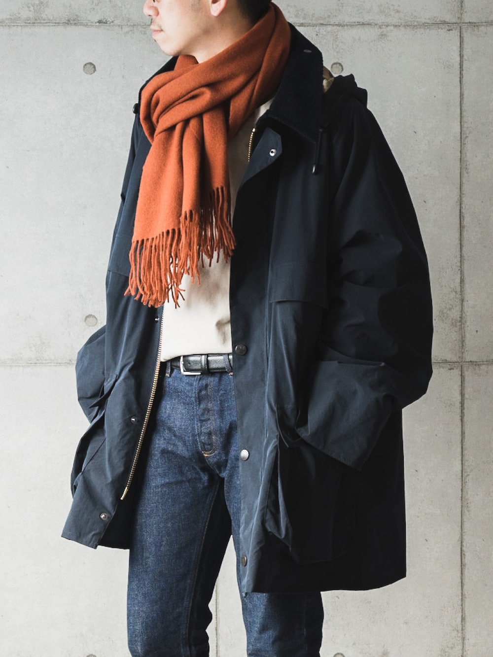 ブルー系のブルゾン、ブルー系のデニムパンツ、ブラック系のドレスシューズを着用したメンズの冬コーディネートの2枚目の写真