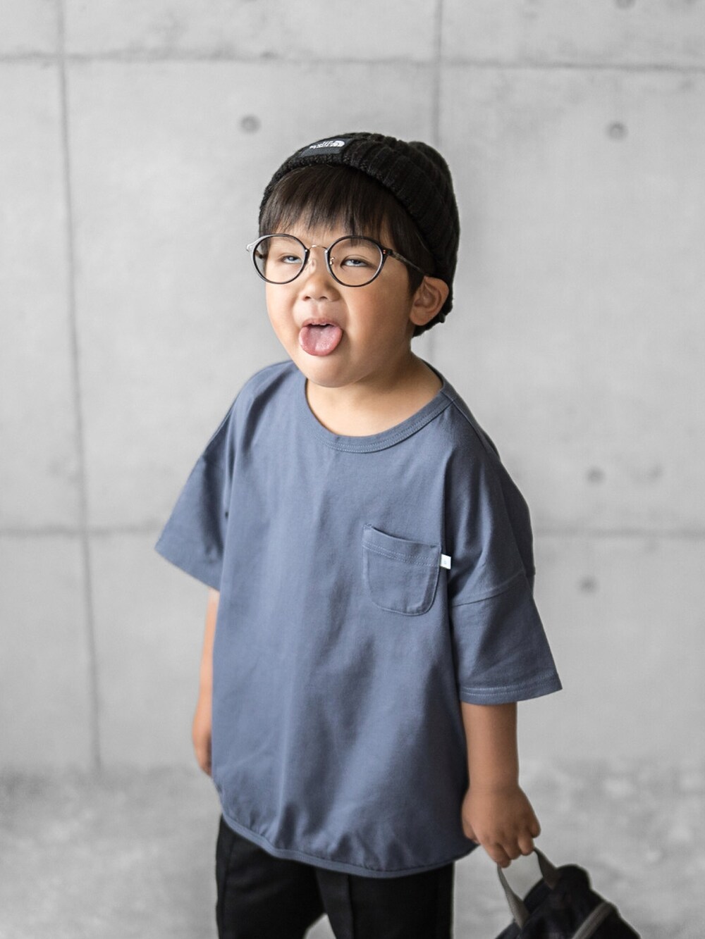 ブルー系のTシャツ/カットソー、ブラック系のその他パンツ、ブラック系のスニーカーを着用したキッズの春コーディネートの3枚目の写真