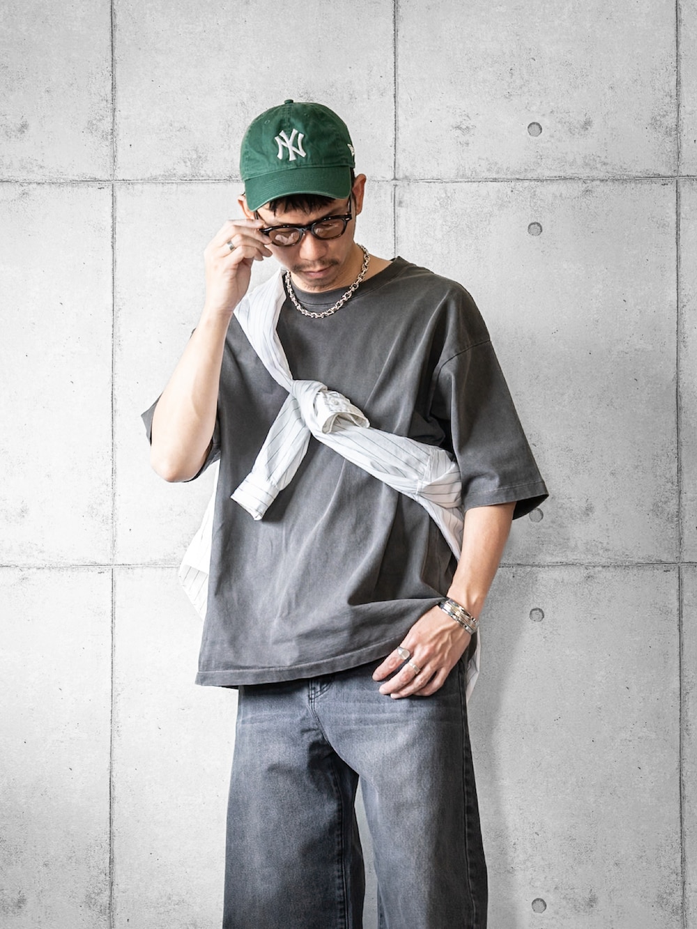 「休日コーデ、キャップ、サングラス、たすき掛け、Tシャツ、ブラックデニム、ワイドパンツ、モノトーン、スニーカー、シンプルスタイル、カジュアル」｜「SLICKの【SLICK/スリック】12.5oz Denim Wide Pants / 12.5オンスデニムワイドシルエットパンツ/バルーンシルエット / カーブパンツ（デニムパンツ、ブラック系）」を使った、しゅんたろーさん（メンズ・177cm）の夏コーディネートの2枚目の写真