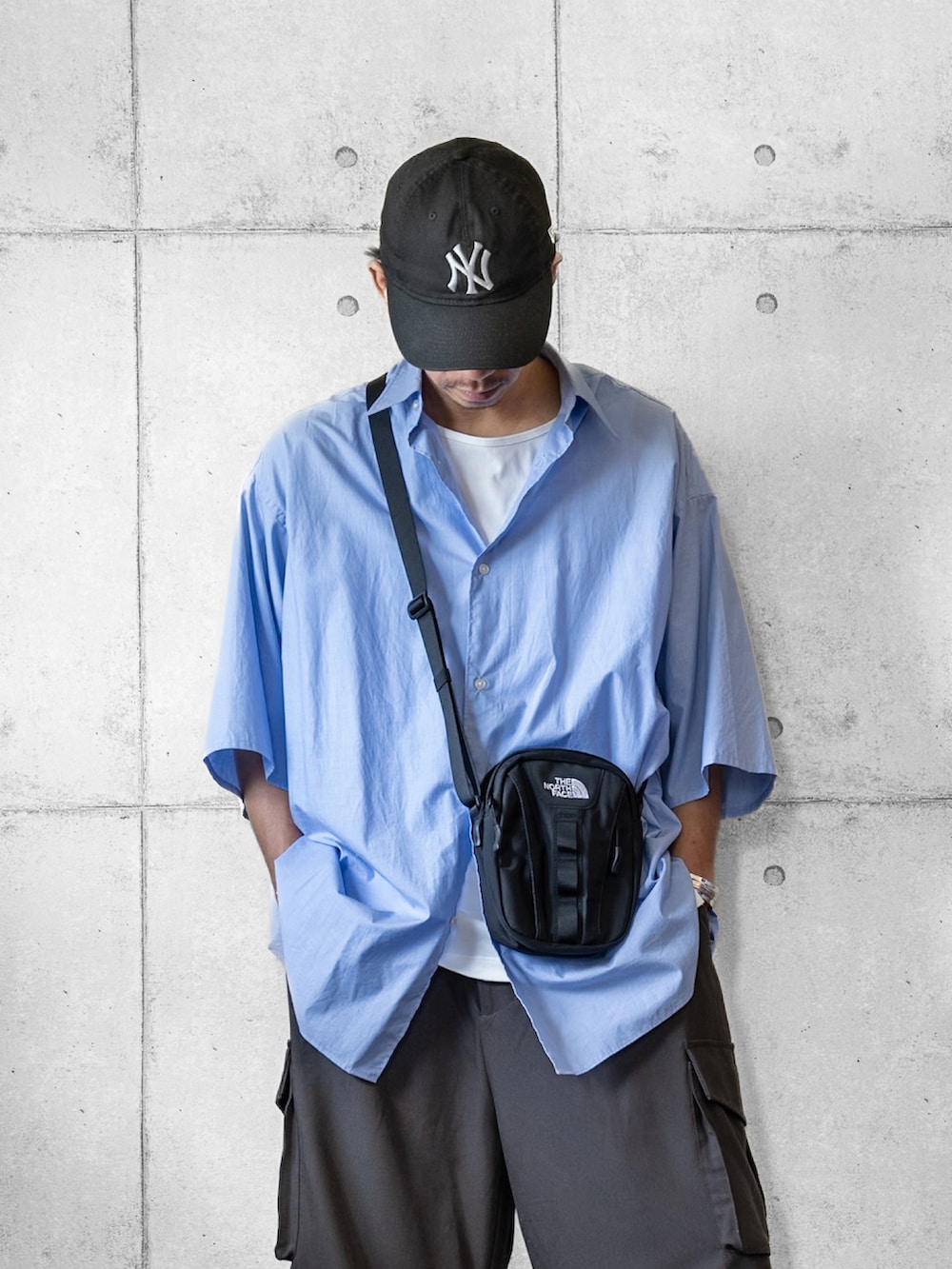 グレー系のその他パンツ、ブラック系のショルダーバッグ、ブラック系のサンダルを着用したメンズの夏コーディネートの2枚目の写真
