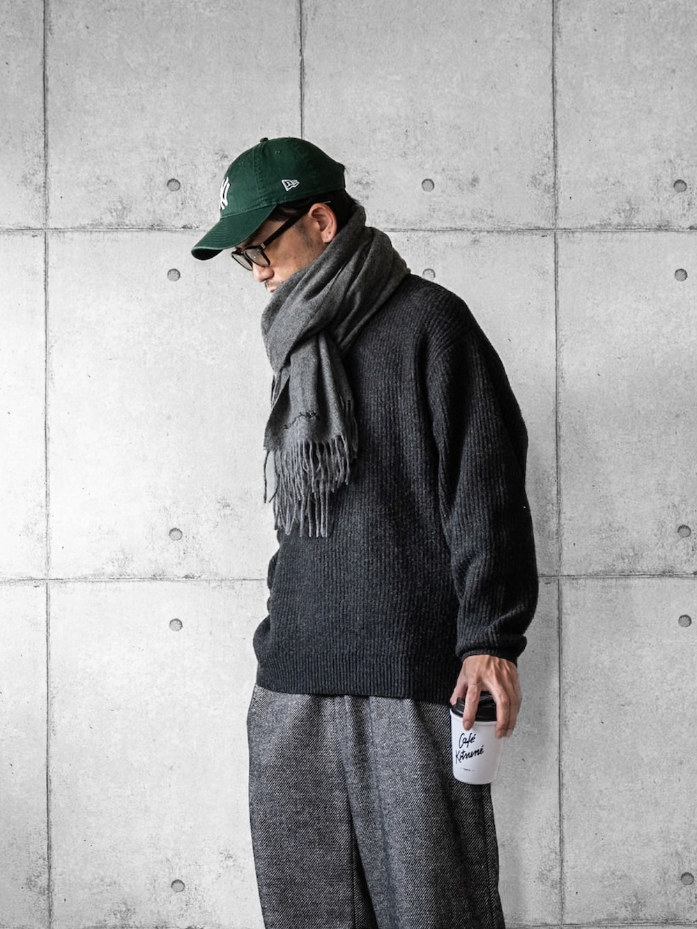 「マフラーぐるぐる、休日コーデ、キャップ、ストール、ニット、ワイドパンツ、ツイードパンツ、ローファー、秋冬コーデ、大人カジュアル、オトナカジュアル、冬コーデ」|「WYM LIDNMのMELANGE AZE LOOSE KNIT(ニット/セーター、グレー系)」を使った、しゅんたろーさん(メンズ・177cm)の冬コーディネートの2枚目の写真