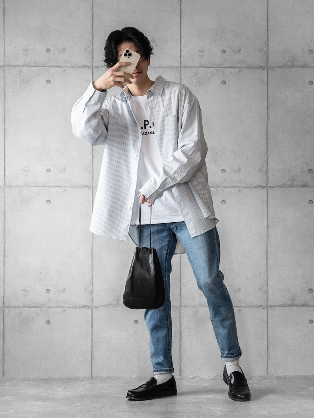 グレー系のシャツ/ブラウス、ブラック系のショルダーバッグ、ホワイト系のTシャツ/カットソーを着用したメンズの春コーディネートの2枚目の写真